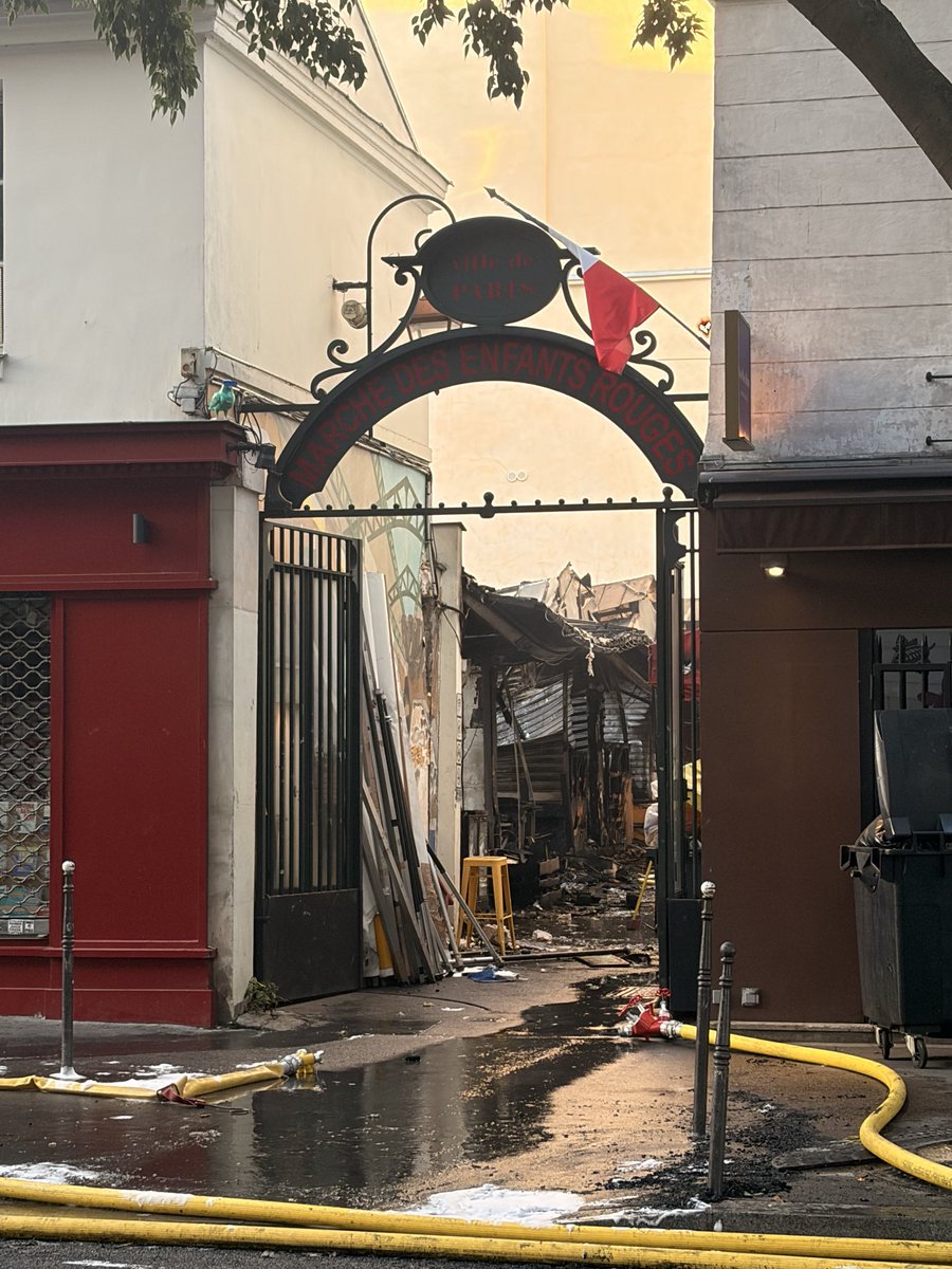PierreBaty's tweet photo. Le marché des Enfants-Rouges a été ravagé par les flammes cette nuit.

Aux côtés des pompiers et services de la Ville mobilisés. Grâce à eux, le feu a été circonscrit sans blessé civil.

Pensées à tous ceux qui font vivre et aiment ce lieu. La perte est inestimable. https://t.co/ZrCAU8qIG0