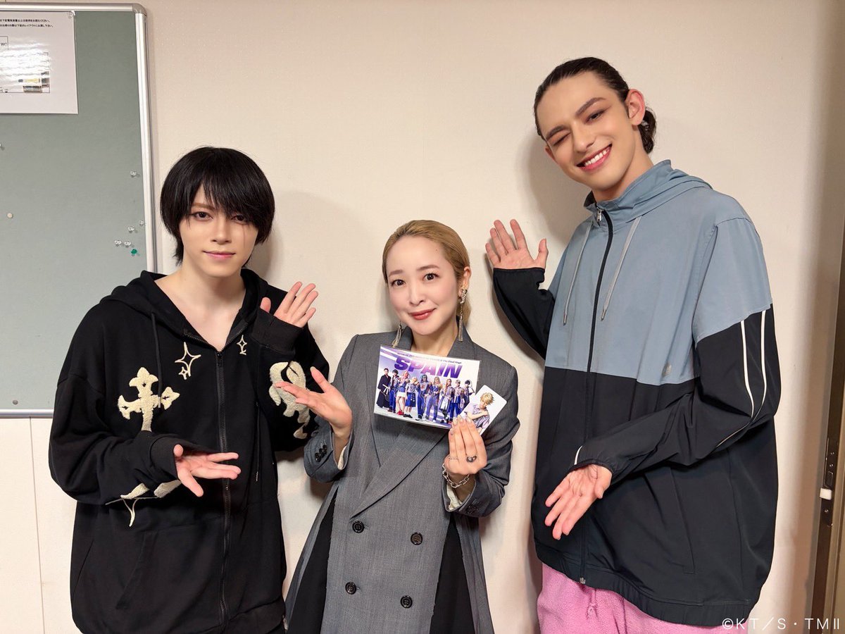 TennimuNews's tweet photo. 【 #新テニミュ 】劇場より🎾
12:30公演にお越しいただいた皆様ありがとうございました！ここで東京公演にお越しいただいたスペシャルな方のご紹介です。現在放映中のTVアニメ『新テニスの王子様 U-17 WORLD CUP 決勝メンバー決定戦』の声優 マルス役 川島零士さん・セダ役 潘めぐみさんに、それぞれご観劇いただきました。終演後に挨拶させていただきました🤝お忙しい中ありがとうございました！

そして、いよいよこの後17:30より東京公演千秋楽です！配信もございますので、是非チェックしてください📺