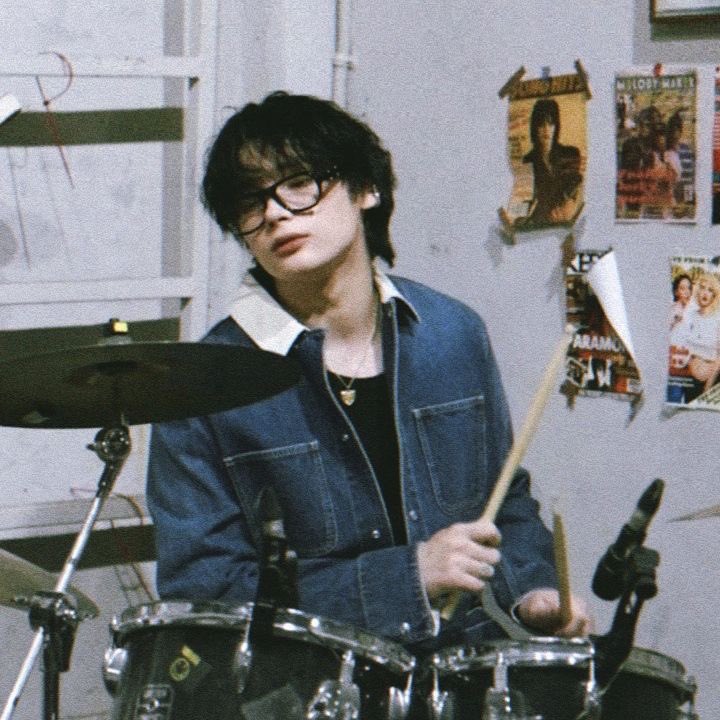 HYUKAglees's tweet photo. Kalian suka yang bisa nyanyi? Saya jawabannya. Kalian suka yang bisa main gitar? Saya juga jawabannya. Kalian suka yang bisa main drum? Lagi-lagi saya jawabannya. Kalian suka yang bisa dipamerin ke orang tua? Jelas saya jawabannya. https://t.co/638qPPWhcW