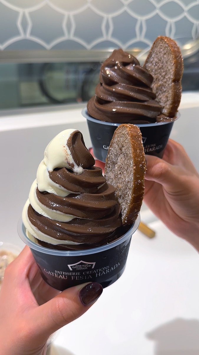 yuuuuto38's tweet photo. 日本で4店舗だけ！ラスクで有名な「ガトーフェスタハラダ」のソフトクリーム🍦

濃厚チョコソフトの上にサクサクのラスクが添えられて、カップの底にも細かく砕いたラスクが入ってる！

📍東京駅「ガトーフェスタハラダ 東京駅グランスタ店」 https://t.co/KwVYnH1t00