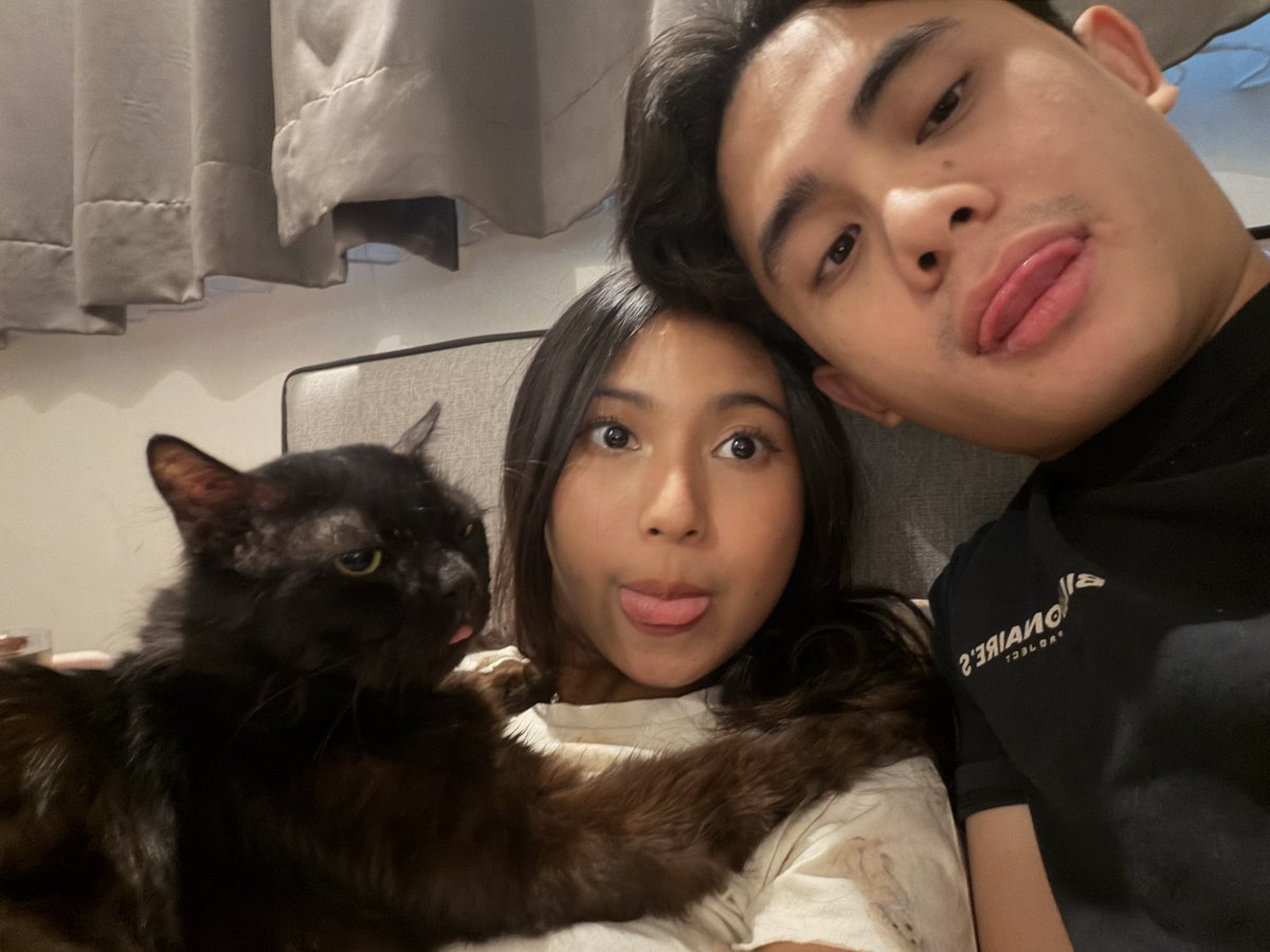 khansaneira's tweet photo. setuju apalagi tiap pulang kerja dijemput, lanjut ngeDATE nyemil enak, beli teazzi, lanjut masak2 di rumah, terus rebahan sambil nonton series dengan anak kucing kamiii 😘🫶🏻 i love being married https://t.co/C38nbPvQ70