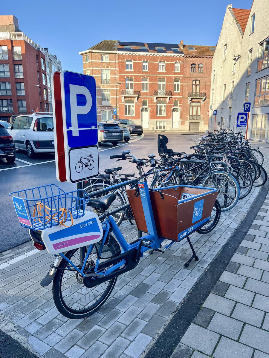 modacitylife's tweet photo. Operated by Belgian railways, Blue-bike is a national share bike system with 4,000 (e-)bikes at 300 locations.

This year it expanded its offering with an e-cargo bike at 34 locations; making it easier to haul groceries, ferry kids, or tackle everyday trips that might need a car. https://t.co/3JkB65PcCS