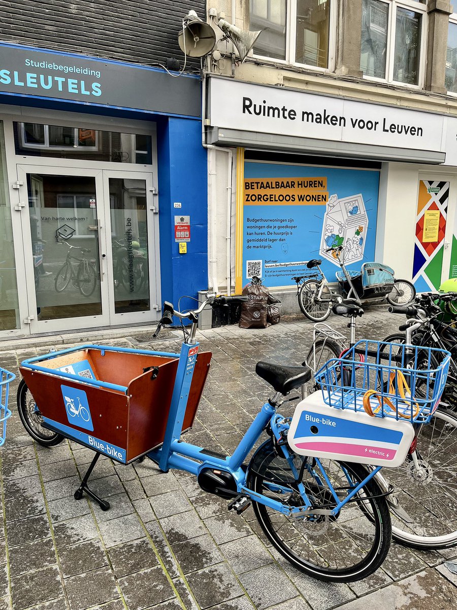 modacitylife's tweet photo. Operated by Belgian railways, Blue-bike is a national share bike system with 4,000 (e-)bikes at 300 locations.

This year it expanded its offering with an e-cargo bike at 34 locations; making it easier to haul groceries, ferry kids, or tackle everyday trips that might need a car. https://t.co/3JkB65PcCS
