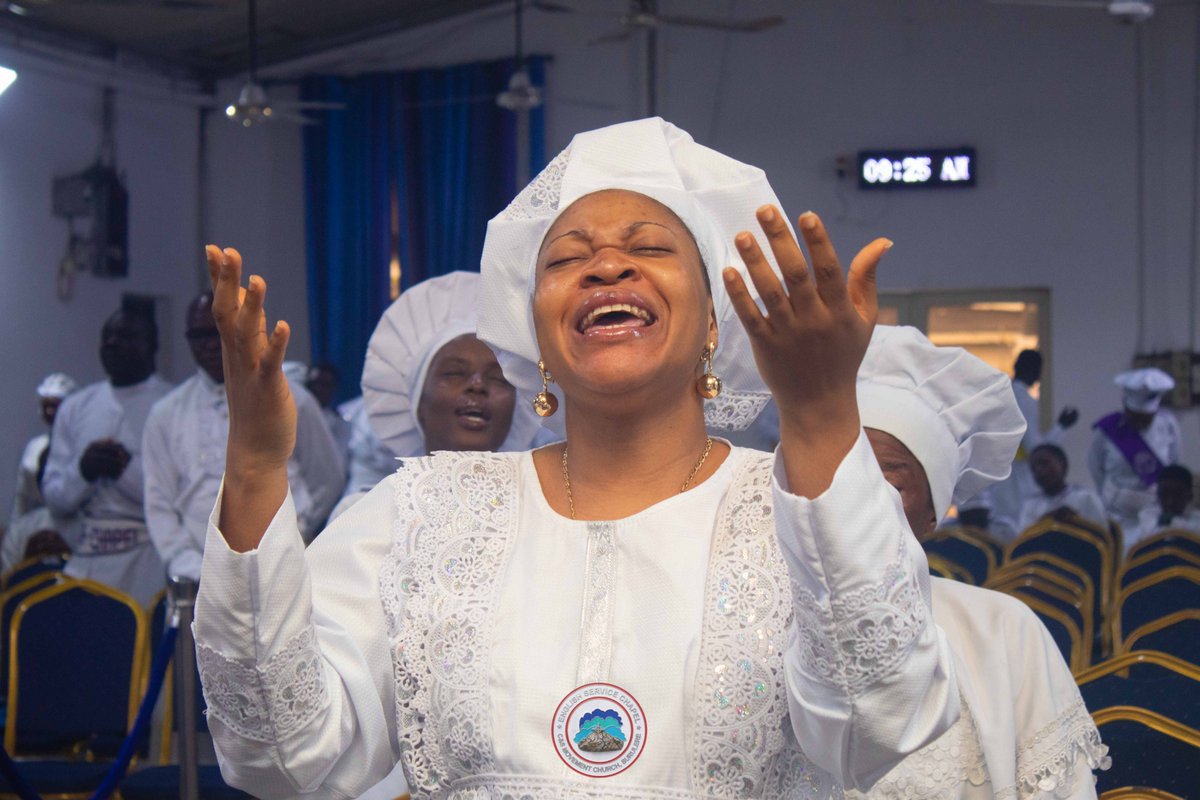 EnglishServiceC's tweet photo. Eze ebube, see how far you’ve brought me
Eze ebube, I’m so glad you found me worthy
I can see
I can tell
And I know it’s your grace
All my days
I will sing your praise

#englishservicechapel
#csmcenglishchapel
#Ayonio https://t.co/TZHulAJteV