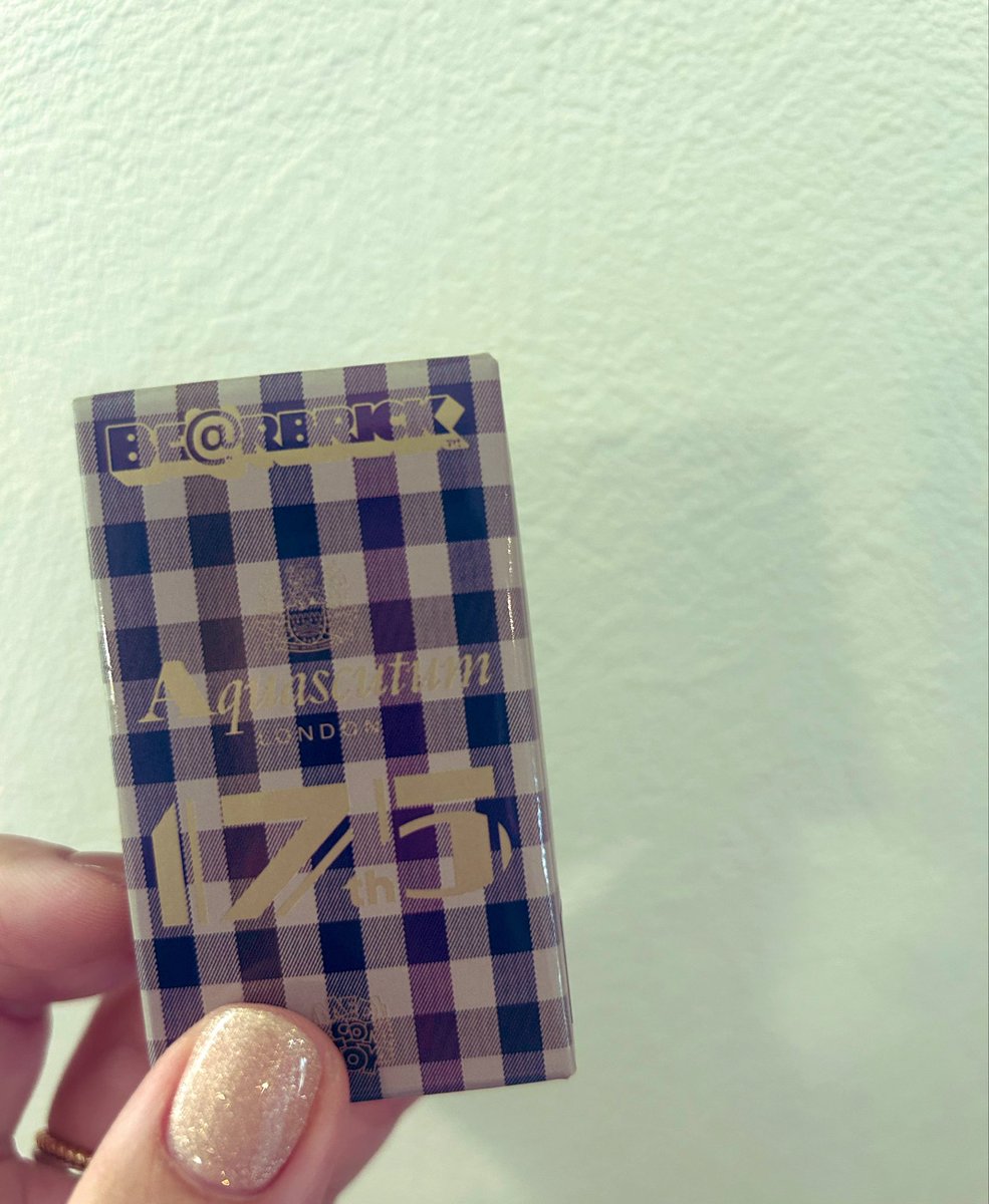 nopynopychan's tweet photo. コートを買うのに精一杯でベアブリックをポチるの忘れたので、近くの店舗行ってきた！！💜

メンズのコート試着させてもらったのだけど、「松本さんの着られてるサイズはそのサイズの◯つ上のサイズです」と教えていただ��大きくてキュンだった🥹💜

#アクアスキュータム
#松本潤 https://t.co/faLgazljng