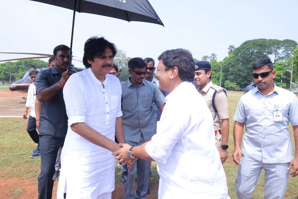 JanaSenaParty's tweet photo. కాకినాడలో సీఐఐ ప్రాంతీయ సదస్సులో పాల్గొనేందుకు కాకినాడ చేరుకున్న ఉప ముఖ్యమంత్రి శ్రీ @PawanKalyan గారికి స్వాగతం పలికిన ప్రజా ప్రతినిధులు, జిల్లా ఉన్నతాధికారులు, నేతలు https://t.co/cGuOnY9YmD