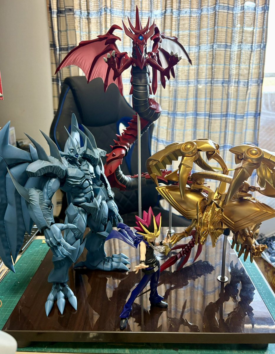 takerin1117's tweet photo. 背景アレでなんともですが、デカ過ぎて綺麗な背景ないしw
とりあえず三幻神揃い踏み完成でやれやれ
今年のガンパクに持って行きますので、見かけた方は粗探しをよろしくお願いします🙇

＃ガンパク　＃三幻神　＃遊戯王 https://t.co/4O3nsJHC7I