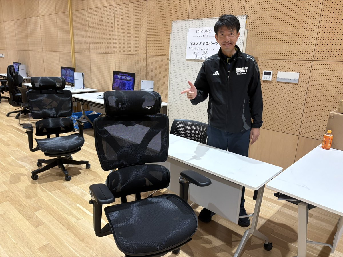 GC_Tecnopolis's tweet photo. 出張営業中の店長つぶやき：本日のトチーオーレ出展間も無く終了ですが多くの皆様。ブースにお立ち寄りありがとございました。感謝感謝です <(＿ ＿)>あと、大宮さんとこでミズノさんのチェア、コントローラー初めて実物見た。すご。あと、スプラみたいなドリンクw https://t.co/L6HXJD5Ag8