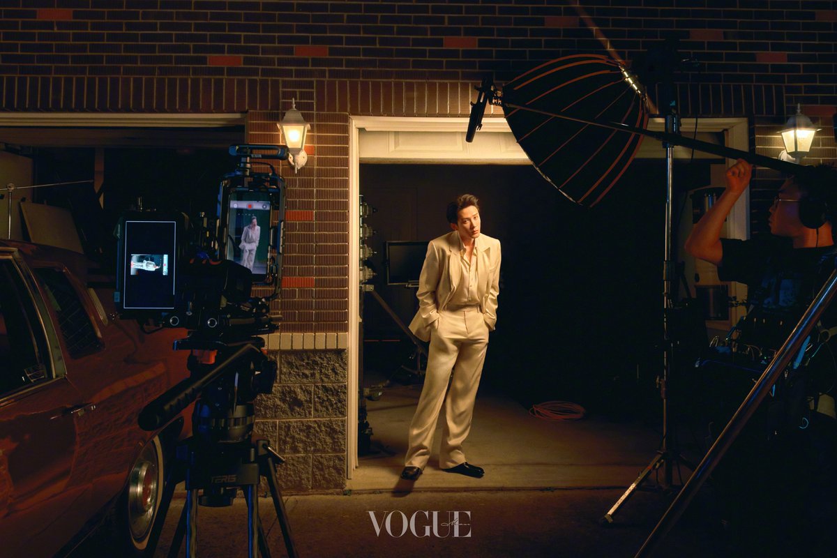 miyu_S2125's tweet photo. 261012 VOGUEMan 단건차

탄젠츠의 배역 속 ‘잠시 머무는 삶’, 20년 동안 이어져 왔다고?

작품을 촬영할 때마다 탄젠츠는 마치 다른 사람의 인생에 잠시 머물다 오는 것 같습니다. 배역의 눈으로 세상을 바라보고, 그 인물이 처한 상황 속에서 한동안 살아갑니다. 그러다 촬영이 끝나면 진심을 다해 그 인물과 작별하고 자신의 삶으로 돌아옵니다.
그에게 배우라는 직업의 흥미로운 점은 단순히 배역에 몰입하는 것뿐만 아니라, 언제 그 인물에게서 벗어나야 하는지도 아는 데 있습니다.
https://t.co/w6g9PZwslG