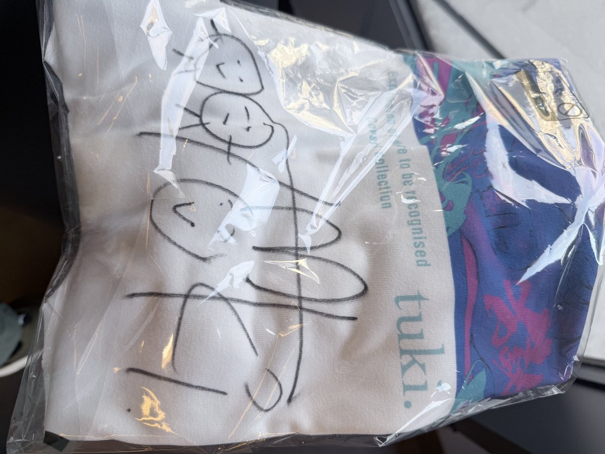 styss45163's tweet photo. ガラポンでサインTシャツ当たった。
おじさんが持っているよりと近くにいた若い子にプレゼントした。
今日は最前列で楽しみます。
#tuki https://t.co/y5QP3pirit