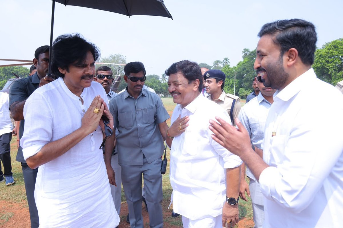 JanaSenaParty's tweet photo. కాకినాడలో సీఐఐ ప్రాంతీయ సదస్సులో పాల్గొనేందుకు కాకినాడ చేరుకున్న ఉప ముఖ్యమంత్రి శ్రీ @PawanKalyan గారికి స్వాగతం పలికిన ప్రజా ప్రతినిధులు, జిల్లా ఉన్నతాధికారులు, నేతలు https://t.co/cGuOnY9YmD