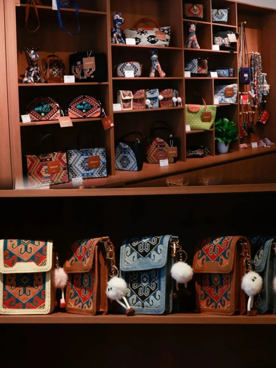 tYc6xMw0EJ3007's tweet photo. Can't forget Enshi's richly colored, beautifully woven patterns? You have great taste. Xilankapu crafts are the perfect way to remember and share your journey—bags, jewelry, notebooks, fridge magnets. Bring home a piece of elegance. 🎁🧵
#Enshi #Souvenir #ChinaTravel https://t.co/M0diSo4d6D