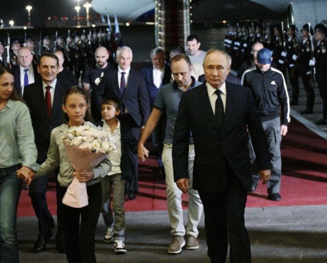 DariuszMatecki's tweet photo. Po co im Pegasus. Reseciarze Tuska, słudzy Putina, agenta GRU Rubcowa oddali wprost w objęcia Putina. A najpierw zapewnili mu dostęp do tajnych dokumentów ABW. 

Rząd Tuska pozwala na przesył przez Polskę ropy do rosyjskiej rafinerii w niemieckim Schwedt. Dokumenty dot. umowy w tej sprawie są ukrywane przed posłami.