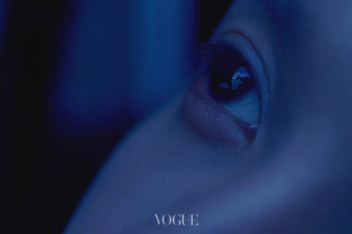 miyu_S2125's tweet photo. 261012 VOGUEMan 단건차

탄젠츠의 세계에서 ‘탈출구’는 도대체 어디에 있을까요?
트루먼이 원했던 것이 막을 걷어내고 카메라에서 벗어나는 것이었다면, 탄젠츠의 대답은 정반대입니다. 그는 ‘막을 걷어내고 카메라에서 벗어나겠다’고 생각한 적이 없습니다. 카메라 앞에 서는 것은 애초에 그가 스스로 선택한 일이기 때문입니다.
그렇다면 그의 삶에서 진정으로 ‘바다와 하늘이 맞닿는 곳(탈출구)’으로 이어지는 문은 어디에 있을까요? 그 문은 퇴근 후, 소소하지만 사람 사는 온기가 가득한 일상 속에 숨어 있습니다.

🎙️탄젠츠와 《트루먼 쇼》 주인공의 가장 큰 차이는 그가 기꺼이 무대와 카메라 앞에 서기를 원한다는 점입니다.
🦔저와 트루먼이 처한 상황은 본질적으로 달라요. 트루먼은 다른 사람에 의해 갇혀 있고, 가짜 환경에 둘러싸여 있지만, 저는 스스로 카메라 앞에 서서 이 일을 하기로 선택했으니까요.
🎙️탄젠츠는 ‘막을 걷어내고 카메라에서 벗어나고 싶다’는 충동을 느낀 적이 없습니다.
🦔오랫동안 대중의 시선 속에 있다 보면, 어쩔 수 없이 자신의 일부를 떼어내 사람들에게 보여줘야 할 때가 있어요. 하지만 그것도 이 직업에 따라오는 일부분이기 때문에, 우리는 그 점을 받아들여야 해요.
🎙️작품 하나, 배역 하나하나가 탄젠츠에게는 잠시 다른 곳에 머물다 오는 삶과 같습니다.
《엽죄도감》의 외롭고 자존심 강한 선이부터 《공창》에서 바람을 맞으며 성장한 치홍강까지, 그는 매번 서로 다른 인생 속으로 들어가기를 선택합니다. 배역의 운명 속에서 살아가는 순간들이야말로 탄젠츠가 배우라는 직업에 큰 매력을 느끼는 이유이기도 합니다.
🎙️창춘영화제 남우주연상은 하나의 이정표일 뿐, 최종 목표는 아닙니다.
사람들은 탄젠츠가 창춘영화제 남우주연상을 받기까지 20년이 걸렸다고 말합니다. 하지만 탄젠츠에게 이 20년은 업계에서 끊임없이 배우고, 경험을 쌓고, 자신을 갈고닦아 온 시간이었습니다.
🦔저에게 있어 ‘바다와 하늘이 맞닿는 곳의 문’은 바로 저 자신의 진짜 일상이에요.
🎙️탄젠츠의 삶에서 ‘바다와 하늘이 맞닿는 곳’으로 이어지는 그 문 너머에는 자신의 일상이 있습니다.
잠시 일을 멈추고 쉴 기회가 생긴다면, 그는 가족과 함께 여행하거나 운동을 하고, 자신이 진정으로 마음을 비울 수 있는 일들을 선택합니다.
https://t.co/zMeQEBGeXT