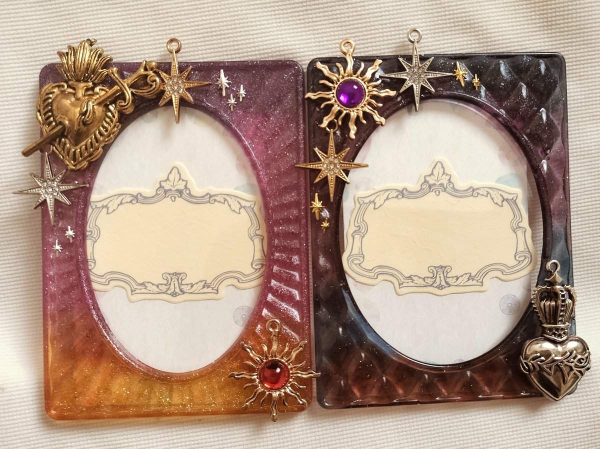 Cookiehandles's tweet photo. 概念トレカケースと言い張って制作した作品とポエミーな小話を展示しています😌🫶リチャジョセットで展示する予定です
感想など頂けるととても嬉しいので、お時間のある際に是非お気軽に覗いてみてください🐧全て一点しかありませんが後日通販をする…かもしれません…
#えにはな参加表明 https://t.co/Z3zlcTUXnu