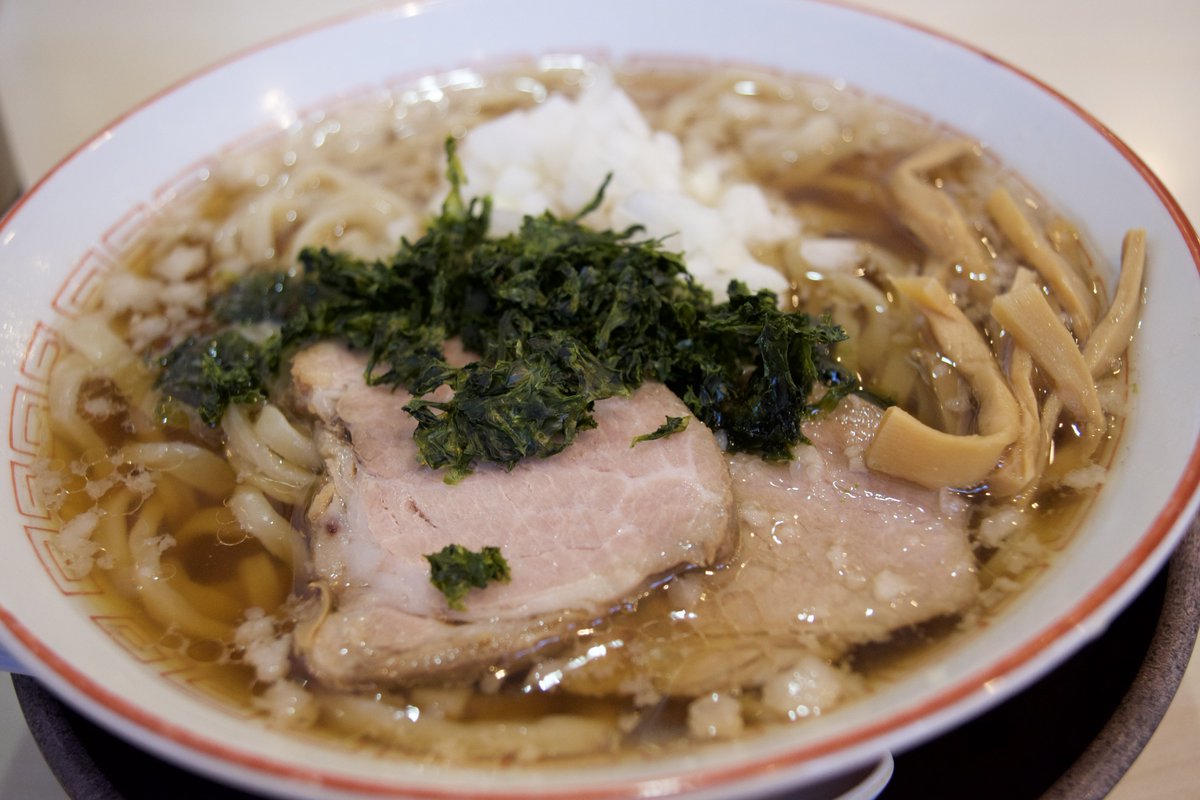 deathmaiden's tweet photo. 背脂煮干らーめん…1,350円

背脂×煮干しながら清澄で上品な醤油ラーメン。麺はほどよい噛みごこちの平打ち麺。
トッピングのタマネギとアオサが食感と風味の良いアクセントになっていて美味しい

──清麺屋
#リフトアップ https://t.co/ceh5Owj8wj