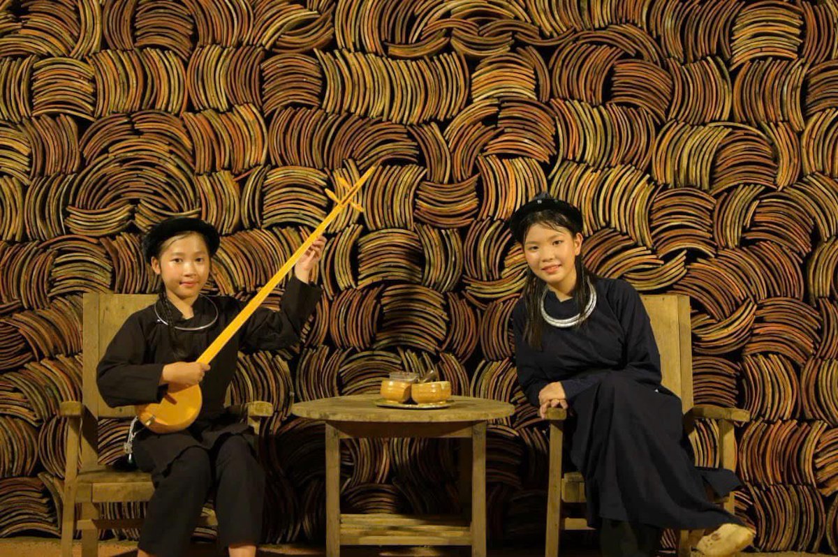 Duonglso's tweet photo. Làng nghề ngói âm dương ở Bắc Sơn.
Từ nắm đất sét, qua bàn tay người thợ, thành viên ngói lợp mái nhà sàn. Nghề này đã được giữ hơn trăm năm rồi. 🏡🌿
Giữa đời sống hiện đại mà người dân vẫn bền bỉ giữ nghề, giữ lửa lò nung. Đáng quý lắm. https://t.co/Z9Xai4WPUA