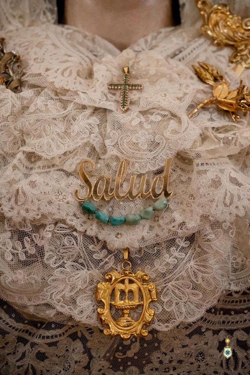 HdadSanGonzalo's tweet photo. ⚪️ CAMBIO DE VESTIMENTA

⛪️ Nuestra Señora de la Salud amanece en el día de hoy y se presenta ante todos sus hermanos, devotos y fieles de cara al Triduo y Solemne Función que celebraremos en su honor esta semana.

⛲️ La Virgen luce toda su belleza e infinita misericordia portando:

✔️Corona de la Coronación, de plata de ley sobredorada, oro amarillo, oro blanco, pedrería fina y esmaltes, obra conjunta de Fernando Marmolejo Camargo (1967) y Fernando Marmolejo Hernández (2017).

✔️Puñal de plata sobredorada de Fernando Marmolejo Camargo e hijos (1998).

✔️Alfiler nominativo de Salud de oro de ley (2019), donado por una hermana.

✔️Medalla de la Fuente de la Salud de oro de ley, obra de Orfebrería Triana (1992), ofrenda de las mujeres de la Hermandad por el Cincuentenario Fundacional.

✔️Medallas de oro de los titulares de la Hermandad del Baratillo, ofrendada por esta misma Hermandad por la Coronación Canónica (2017).

✔️Medalla de oro de Nuestra Señora de la Salud de San Isidoro, donada por la misma Hermandad por la Coronación.

✔️Cruz elaborada en oro blanco con esmeraldas y perlas blancas engastadas, donada por una hermana.

✔️Alfiler con rosa de filigrana cordobesa de finales del siglo XIX, donada por el propio vestidor de nuestra Madre, @abejaranito, por la Coronación.

✔️Manto de terciopelo verde oscuro bordado con piezas de cartulina francesa, procedentes de dos casullas del siglo XIX adquiridas por la Hermandad (2019).

✔️Toca de sobremanto de malla de oro, obra de Maravillas Fernández, con piezas de cartulina francesa procedentes de una casulla del siglo XIX procedentes de una casulla adquirida por la Hermandad en un anticuario (2019).

✔️Saya de terciopelo rojo bordada en oro en el taller de Nuestra Señora de la Paz, regentado por el bordador Leopoldo Padilla Viss (1960).

✔️Cíngulo bordado en oro al aire por José Librero Fernández (2024), donado por una familia de la Hermandad.

✔️Encajes de alençon y de Bruselas del siglo XIX.

🕊️ Salud de los enfermos, ruega por nosotros.

📸 @apuelles25