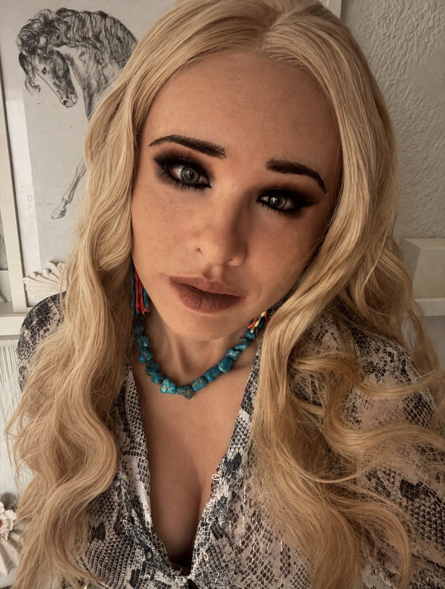 candy_chirs's tweet photo. Round 2! Didn't expect to bring her back out so soon 😆 A friend suggested trying a blonde look, so this time I swapped the all-black vibe for something softer and more grown-up. Only downside: the wig still looks a bit fake 😅 And please ignore my rather manly hands 😂 https://t.co/uOcrXsDW4l