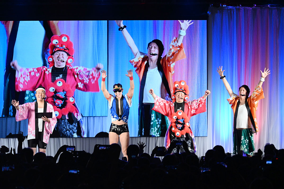 lmaga_jp's tweet photo. 「万博は終わらねぇぞ！」
ATC会場のフィナーレを飾ったのは“カラオケ盆踊り”
（万博カラオケ・万博盆踊り）🎤

抽選で選ばれた6組の歌に合わせて
レイザーラモン・藤崎マーケット
「盆踊り神4」が盛り上げた🏮

写真ほか👉https://t.co/t8q0ACp6pb https://t.co/JFdgcc8ue7