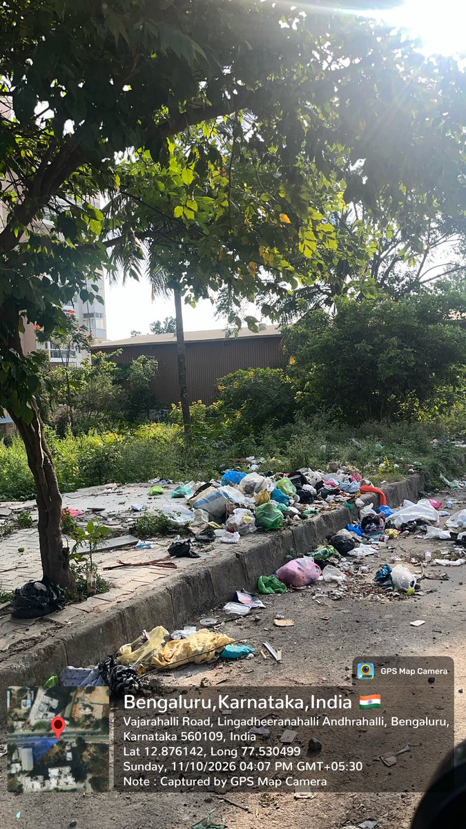 ambujkrblr's tweet photo. @ICCCBengaluru @osd_cmkarnataka @GBA_office @GBAChiefComm @comm_blr_south @krishnabgowda Adding more pics from yesterday. No one is cleaning up after the garbage is transferred to bigger trucks . First of all these trucks are occupying the main carriage way on 100 feet road , and then they don’t clean up the mess . Anyone monitoring? https://t.co/N531ZPOTOm