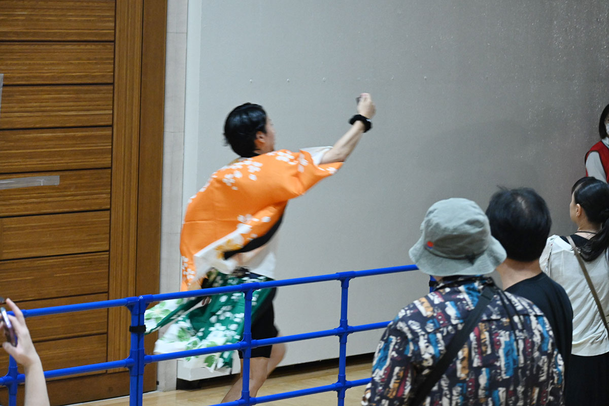 lmaga_jp's tweet photo. 「万博は終わらねぇぞ！」
ATC会場のフィナーレを飾ったのは“カラオケ盆踊り”
（万博カラオケ・万博盆踊り）🎤

抽選で選ばれた6組の歌に合わせて
レイザーラモン・藤崎マーケット
「盆踊り神4」が盛り上げた🏮

写真ほか👉https://t.co/t8q0ACp6pb https://t.co/JFdgcc8ue7