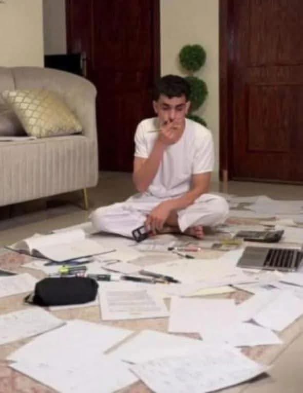 tul1pmist's tweet photo. october feels like the day before deadlines https://t.co/CdNnuZsATr