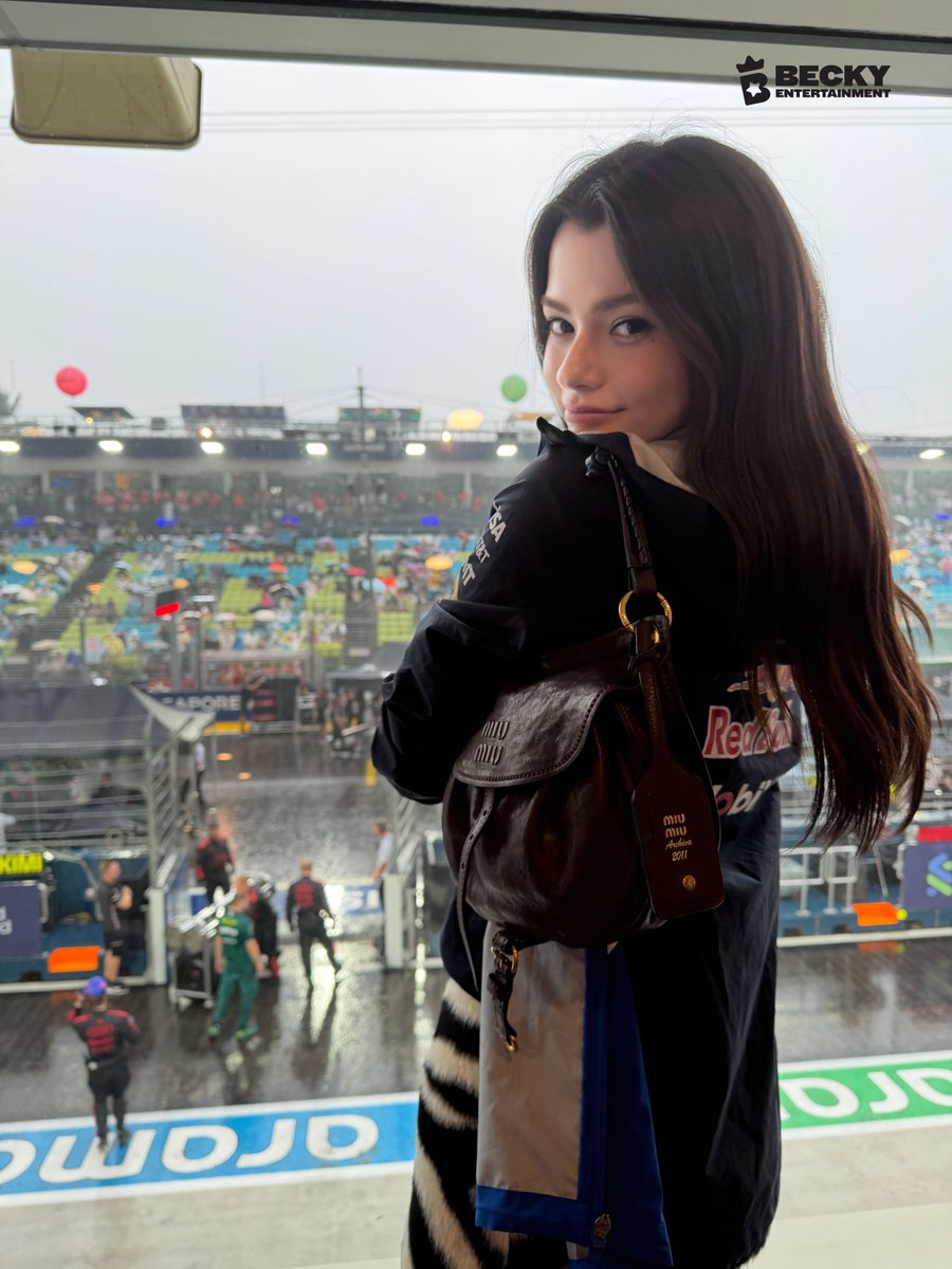 beckyfanclub05's tweet photo. 📸 💜 : 𝗯𝗲𝗰𝗸𝘆𝗲𝗻𝘁𝗼𝗳𝗳𝗶𝗰𝗶𝗮𝗹

Our first Formula 1 at the Singapore Grand Prix with @redbullracing and @TAGHeuer 

#SingaporeGP #F1 #RedBull #TagHeuer #beckysangels #BeckyArmstrong https://t.co/h88Mag5kay