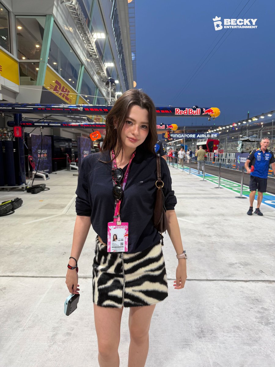 beckyfanclub05's tweet photo. 📸 💜 : 𝗯𝗲𝗰𝗸𝘆𝗲𝗻𝘁𝗼𝗳𝗳𝗶𝗰𝗶𝗮𝗹

Our first Formula 1 at the Singapore Grand Prix with @redbullracing and @TAGHeuer 

#SingaporeGP #F1 #RedBull #TagHeuer #beckysangels #BeckyArmstrong https://t.co/h88Mag5kay