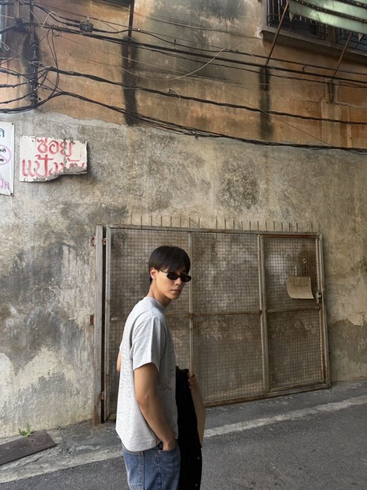 marchtomoon's tweet photo. 2027 ขอบทนักเลง ต่อยตี ยืนเก๊ก ตู้เสื้อโทนดำเทา น่าเกรงขาม คนทั่วไปเรียกเฮีย เอามา https://t.co/31ada5JBEy