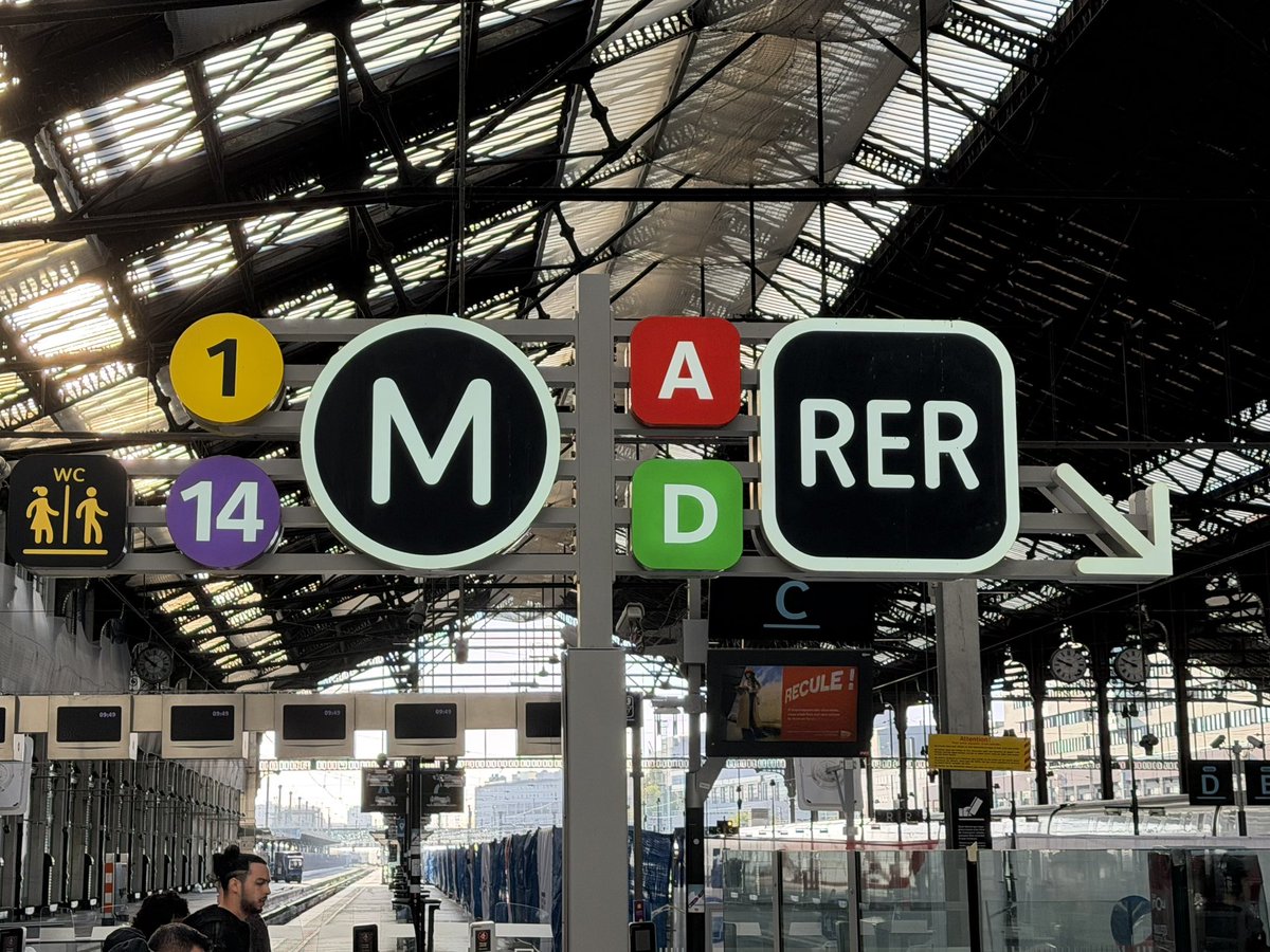 RailNutter's tweet photo. Parisian metro signage is impressively clear. https://t.co/aTTXG0Tt2x