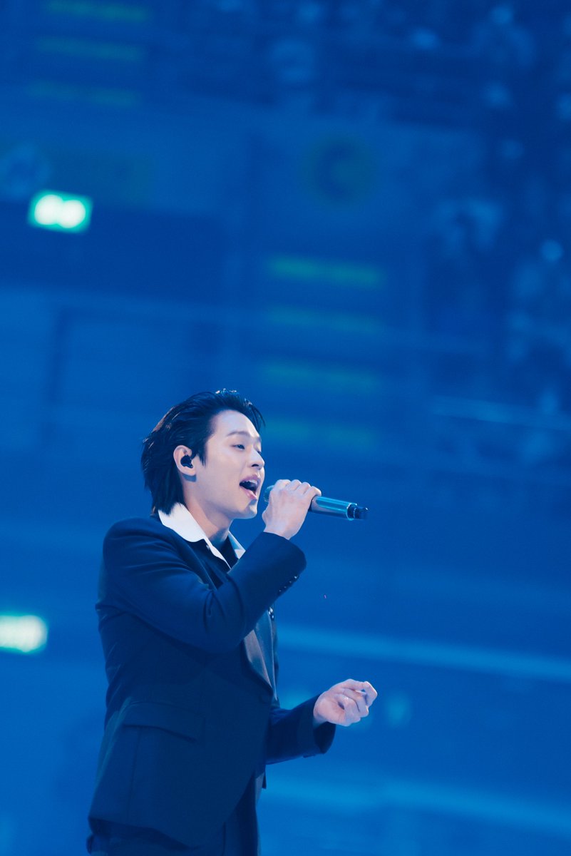 startalkent's tweet photo. “นนท์ ธนนท์” เสิร์ฟเวที 360° กลางอิมแพคปิดฉาก “ARENA ENCORE” พร้อมประกาศ EP.04 ปีหน้า “จัดร้อนหน่อยนะครับ” เตรียมบุก “ราชมังฯ”

#THEMOMENT_ARENAENCORE
#NONTTANONT
#LOVEiSSHOWBiZ
#LOVEiSENTERTAINMENT

📍https://t.co/xZXovfKuJb

“Arena Encore” สร้างปรากฏการณ์เวทีรอบทิศกลาง IMPACT ARENA “นนท์ ธนนท์” จัดเต็มทั้งเพลง แสง สี เสียง พร้อมแขกรับเชิญสุดเซอร์ไพรส์ ก่อนประกาศก้าวต่อไปในปีหน้า กับ EP.04 ฉลอง 15 ปีบนเส้นทางศิลปิน เตรียมพบความยิ่งใหญ่ครั้งใหม่ที่ “ราชมังคลากีฬาสถาน” พร้อมทิ้งท้าย “ปีหน้าร้อนหน่อยนะ แต่น่าจะกดบัตรง่ายขึ้น” โปรดติดตามรายละเอียดอย่างเป็นทางการเร็ว ๆ นี้!

เรียกได้ว่าเป็นอีกหนึ่งค่ำคืนที่เต็มไปด้วยโมเมนต์สมชื่อ สำหรับ “นนท์ ธนนท์” ศิลปินเดี่ยวจากค่าย LOVEiS ENTERTAINMENT ที่โลดแล่นอยู่บนเส้นทางดนตรีมาอย่างยาวนาน และยังคงสร้างสรรค์โชว์ใหม่ ๆ ให้แฟนเพลงได้สัมผัสอยู่เสมอ ล่าสุดกับคอนเสิร์ต “มาม่า Presents NONT TANONT THE MOMENT OF SPECTACLE : ARENA ENCORE” ที่กลับมาสานต่อความสำเร็จจากครั้งก่อน พร้อมยกระดับโชว์ให้ยิ่งใหญ่ขึ้นอีกขั้น ด้วยการเนรมิตเวทีกลางฮอลล์ IMPACT ARENA ให้แฟน ๆ ได้ใกล้ชิด “นนท์” จากทุกมุม พร้อมจัดเต็มทั้งดนตรี แสง สี เสียง และโปรดักชันตลอดสองรอบการแสดง เมื่อวันที่ 3-4 ต.ค. 2569 ณ อิมแพ็ค อารีน่า เมืองทองธานี

เปิดฉากด้วยแสงไฟสีขาวที่สาดส่องไปทั่วทั้งฮอลล์ ก่อน “นนท์ ธนนท์” จะปรากฏตัวขึ้นกลางเวทีวงกลม ท่ามกลางเสียงกรี๊ดจากแฟน ๆ และพลุที่ระเบิดขึ้นอย่างต่อเนื่อง พาทุกคนเข้าสู่โลกของเสียงเพลงด้วย 3 เพลงเปิดโชว์  “เธอมีคนเดียวบนโลก”, “ผ้าพันแพล” และ “ไม่เป็นไรที่รัก” ที่ถูกเรียงร้อยเข้าด้วยกันอย่างลงตัว เติมบรรยากาศให้ค่ำคืนแห่งความสนุกเริ่มต้นขึ้นตั้งแต่เพลงแรก

จากนั้นความสนุกขยับขึ้นอีกระดับ เมื่อ “นนท์” เปิดเวทีต้อนรับแขกรับเชิญสาย Gen Z ที่มาร่วมเติมสีสันตลอดทั้งสองวัน โดยเริ่มจากการรวมตัวของ 3 ศิลปิน DIEOUT อย่าง “Blvckheart”, “Z9” และ “Sarun” ในเพลง “Dark Choc” ต่อด้วย “คืนที่หมาเต็มวัด” ก่อน “วันครบเลิก” และ “คนใหม่” ที่นนท์กลับมารับหน้าที่บนเวทีด้วยตัวเองอีกครั้ง เรียกทั้งเสียงกรี๊ดและเสียงร้องตามจากแฟน ๆ ได้อย่างคึกคัก

หนึ่งในไฮไลต์ที่ทำให้ “ARENA ENCORE” แตกต่างในแต่ละรอบ คือการเปิดพื้นที่ให้แขกรับเชิญมาปรากฏตัวแบบไม่ซ้ำกันในแต่ละวัน เริ่มจากวันที่ 3 ต.ค. กับ “PUN” ที่มาร่วมแจมผ่านการแมชอัพระหว่าง “ดอกไม้ที่รอฝน” และ “DAY ONE” ก่อนทั้งคู่จะปล่อยมุกหยอกล้อกันบนเวทีจนเรียกเสียงหัวเราะจากคนดูได้แบบเต็ม ๆ และปิดท้ายด้วย “ขอโทษได้ไหม” ในเวอร์ชัน Feat. ที่ถูกนำมาถ่ายทอดในบรรยากาศพิเศษเฉพาะค่ำคืนนี้

ขณะที่วันที่ 4 ต.ค. เป็นคิวของ “BILLKIN” ที่ปรากฏตัวขึ้นท่ามกลางเสียงกรี๊ดสนั่นฮอลล์ ก่อนร่วมถ่ายทอดเพลงแมชอัพ “จำนน” และ “ก้าวก่าย” และต่อด้วย “ขอโทษได้ไหม” ในเวอร์ชันออริจินอล กลายเป็นอีกหนึ่งช่วงที่แฟน ๆ ของทั้งสองศิลปินได้เห็นการกลับมาร่วมเวทีที่หลายคนรอคอย

กลับเข้าสู่ช่วงของ “นนท์ ธนนท์” กับบทเพลง “Thought of you” ก่อนเติมรายละเอียดที่แตกต่างกันในแต่ละวัน โดยวันที่ 3 ต.ค. มาพร้อม “จำนน” ในเวอร์ชันเดิมที่ยังคงพาอารมณ์ของโชว์ไปในทางซึ้งและกินใจ ส่วนวันที่ 4 ต.ค. “Blvckheart” กลับขึ้นเวทีอีกครั้งในเพลง “ดอกไม้ที่รอฝน” ก่อนส่งต่อให้ “นนท์” ถ่ายทอดต่อในเพลง “น้อยใจ”

อีกหนึ่งช่วงที่สร้างสีสันให้กับโชว์ คือการเปิดโอกาสให้ผู้ชมผู้โชคดีได้ขึ้นมาร่วมร้องเพลงกับ “นนท์” ใน “ถ้าเธอไม่อยากโชคร้ายเรื่องความรัก” ซึ่งทั้งสองวันมีเรื่องราวแตกต่างกันออกไป โดยวันที่ 3 ต.ค. “Mabelz (PiXXiE)” ที่มาร่วมชมคอนเสิร์ต ได้ถูกเชิญขึ้นเวทีแบบไม่ทันตั้งตัว ก่อนจะร่วมร้องเพลงกับพี่นนท์และฝากผลงานใหม่ให้แฟน ๆ ได้ติดตาม แม้จะไม่ได้เตรียมตัวมา แต่ก็รับมือกับสถานการณ์ได้อย่างน่ารักจนคนดูยิ้มตาม

ส่วนวันที่ 4 ต.ค. “MANG” ที่เห็นเหตุการณ์จากวันก่อน ก็เตรียมตัวมาอย่างดี พร้อมขึ้นเวทีร่วมร้องเพลงกับ “นนท์” แบบไม่มีใครยอมใคร เรียกเสียงเชียร์จากแฟน ๆ ได้ตลอดทั้งช่วง

จากนั้นเปลี่ยนโหมดเข้าสู่ช่วงร็อก เมื่อ “THREE MAN DOWN” ขึ้นเวทีพร้อมระเบิดพลังด้วย “คนฝั่งทน” ต่อด้วย “กลัวลืม” ที่อัดแน่นด้วยพลังเสียงและดนตรี ก่อนนนท์จะส่งเวทีให้ THREE MAN DOWN ปิดช่วงด้วย “ไม่เคยได้ลา” ท่ามกลางเสียงร้องตามจากแฟน ๆ ทั่วทั้งฮอลล์ ทำเอาบรรยากาศคอนเสิร์ตเดือดขึ้นทันที

ขณะเดียวกัน “ARENA ENCORE” ยังเติมมิติทางดนตรีด้วยการร่วมบรรเลงของวง Orchestra ที่ช่วยขับอารมณ์ของบทเพลงให้ลึกและเต็มอิ่มยิ่งขึ้น ผ่าน “เพียงนิทาน” และ “รักแรก” ก่อนเปิดเวทีต้อนรับแขกรับเชิญอีกสองศิลปินใน “Time Flies” และ “Memories”

โดยวันที่ 3 ต.ค. ได้ศิลปินรุ่นพี่และไอดอลคนสำคัญของ “นนท์” อย่าง “หนึ่ง ETC.” มาร่วมถ่ายทอดบทเพลงบนเวที เติมเต็มอีกหนึ่งความฝันของเจ้าตัว และกลายเป็นช่วงเวลาที่มีความหมายสำหรับทั้งศิลปินและแฟน ๆ ขณะที่วันที่ 4 ต.ค. “PALMY” ศิลปินหญิงเสียงทรงพลังมาร่วมเติมน้ำหนักทางอารมณ์ให้กับโชว์ ก่อนปิดช่วงด้วย “ทุกนาทีที่สวยงาม” ในการแสดงเดี่ยวของ “นนท์” ท่ามกลางแสงไฟที่ค่อย ๆ ลดลง

แต่ความสนุกยังไม่จบ เมื่อแขกรับเชิญชุดสุดท้ายปรากฏตัวพร้อมเสียงกรี๊ดทั่วฮอลล์ กับ “แม่ฮาย อาภาพร นครสวรรค์” ที่มาพร้อมพลังความบันเทิงแบบจัดเต็มในเพลงแมชอัพ “Badly” และ “ชอบมั้ย” ก่อนเพิ่มดีกรีความเซอร์ไพรส์ด้วย “โต๊ะริม” ในเวอร์ชันใหม่ที่สร้างทั้งเสียงหัวเราะและภาพจำสุดสนุก ก่อนส่งท้ายช่วงด้วยการกลับเข้าสู่โชว์ของ “นนท์” ในเพลง “แค่แอบหวัง” และ “กำลังจะ”

เข้าสู่ช่วงสุดท้ายของคอนเสิร์ต “นนท์ ธนนท์” ได้กล่าวขอบคุณทุกคนที่มีส่วนร่วมทำให้ “THE MOMENT OF SPECTACLE” กลับมาเกิดขึ้นอีกครั้ง ทั้งเพื่อน พี่ น้อง ศิลปิน ทีมงาน รวมถึงแฟน ๆ ที่เป็นแรงผลักดันสำคัญ พร้อมเผยถึงความตั้งใจในการสร้างโชว์ครั้งนี้ให้สดใหม่และแตกต่างจากทุกครั้งที่ผ่านมา โดยยังคงย้ำว่าทุกคนที่นั่งอยู่ในฮอลล์ล้วนเป็นคนสำคัญของเขาเสมอ

และแล้วก็มาถึงเซอร์ไพรส์ครั้งใหญ่ที่สุดของค่ำคืน เมื่อ “นนท์ ธนนท์” ประกาศก้าวต่อไปบนเส้นทางศิลปินว่า ในปีหน้าจะเข้าสู่ปีที่ 15 พร้อมเตรียมพาแฟน ๆ ไปพบกับ EP.04 ที่ “ราชมังคลากีฬาสถาน” สถานที่แห่งใหม่สำหรับบทต่อไปของการเดินทางครั้งนี้ ก่อนทิ้งท้ายประโยคที่ทำเอาแฟน ๆ ฮือฮาไปทั้งฮอลล์ว่า “ปีหน้าร้อนหน่อยนะ แต่น่าจะกดบัตรง่ายขึ้น”

ก่อนปิดฉากค่ำคืนแห่งความประทับใจ “นนท์ ธนนท์” ชวนแฟน ๆ ร่วมร้องไปพร้อมกันในสองบทเพลงสุดท้าย “พิง” และ “ความทรงจำที่แสนดี” ท่ามกลางแสงไฟสีขาวนับพันดวงที่โอบล้อมทั่วทั้ง IMPACT ARENA กลายเป็นภาพส่งท้ายของ “THE MOMENT OF SPECTACLE : ARENA ENCORE” ที่ทั้งสวยงาม อบอุ่น และเต็มไปด้วยความหมาย ก่อนปิดม่านคอนเสิร์ตครั้งนี้ลงอย่างสมบูรณ์

และเมื่อ “ARENA ENCORE” ปิดฉากลง บทต่อไปของ “นนท์ ธนนท์” ก็กำลังจะเริ่มต้นขึ้น กับ EP.04 ที่เตรียมพาความยิ่งใหญ่ไปสู่ “ราชมังคลากีฬาสถาน” ในปีหน้า เพื่อร่วมเฉลิมฉลองอีกหนึ่งหมุดหมายสำคัญบนเส้นทางศิลปินครบ 15 ปี งานนี้แค่ประกาศแรกก็ทำเอาแฟน ๆ เตรียมตัวรอแล้วว่า ความร้อนแรงครั้งต่อไปของ “นนท์ ธนนท์” จะพาไปไกลแค่ไหน — ติดตามรายละเอียดอย่างเป็นทางการได้เร็ว ๆ นี้!