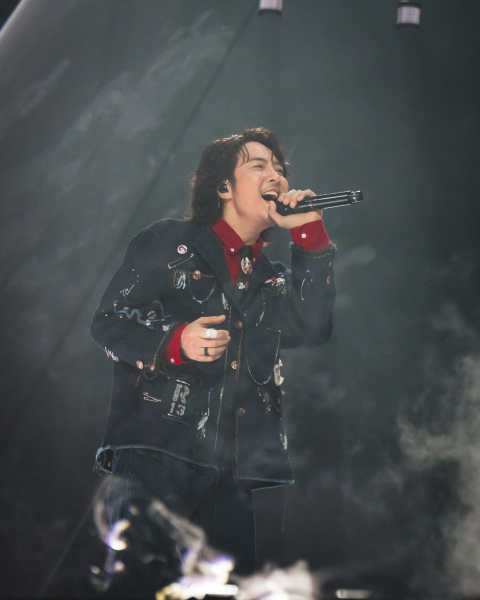 startalkent's tweet photo. “นนท์ ธนนท์” เสิร์ฟเวที 360° กลางอิมแพคปิดฉาก “ARENA ENCORE” พร้อมประกาศ EP.04 ปีหน้า “จัดร้อนหน่อยนะครับ” เตรียมบุก “ราชมังฯ”

#THEMOMENT_ARENAENCORE
#NONTTANONT
#LOVEiSSHOWBiZ
#LOVEiSENTERTAINMENT

📍https://t.co/xZXovfKuJb

“Arena Encore” สร้างปรากฏการณ์เวทีรอบทิศกลาง IMPACT ARENA “นนท์ ธนนท์” จัดเต็มทั้งเพลง แสง สี เสียง พร้อมแขกรับเชิญสุดเซอร์ไพรส์ ก่อนประกาศก้าวต่อไปในปีหน้า กับ EP.04 ฉลอง 15 ปีบนเส้นทางศิลปิน เตรียมพบความยิ่งใหญ่ครั้งใหม่ที่ “ราชมังคลากีฬาสถาน” พร้อมทิ้งท้าย “ปีหน้าร้อนหน่อยนะ แต่น่าจะกดบัตรง่ายขึ้น” โปรดติดตามรายละเอียดอย่างเป็นทางการเร็ว ๆ นี้!

เรียกได้ว่าเป็นอีกหนึ่งค่ำคืนที่เต็มไปด้วยโมเมนต์สมชื่อ สำหรับ “นนท์ ธนนท์” ศิลปินเดี่ยวจากค่าย LOVEiS ENTERTAINMENT ที่โลดแล่นอยู่บนเส้นทางดนตรีมาอย่างยาวนาน และยังคงสร้างสรรค์โชว์ใหม่ ๆ ให้แฟนเพลงได้สัมผัสอยู่เสมอ ล่าสุดกับคอนเสิร์ต “มาม่า Presents NONT TANONT THE MOMENT OF SPECTACLE : ARENA ENCORE” ที่กลับมาสานต่อความสำเร็จจากครั้งก่อน พร้อมยกระดับโชว์ให้ยิ่งใหญ่ขึ้นอีกขั้น ด้วยการเนรมิตเวทีกลางฮอลล์ IMPACT ARENA ให้แฟน ๆ ได้ใกล้ชิด “นนท์” จากทุกมุม พร้อมจัดเต็มทั้งดนตรี แสง สี เสียง และโปรดักชันตลอดสองรอบการแสดง เมื่อวันที่ 3-4 ต.ค. 2569 ณ อิมแพ็ค อารีน่า เมืองทองธานี

เปิดฉากด้วยแสงไฟสีขาวที่สาดส่องไปทั่วทั้งฮอลล์ ก่อน “นนท์ ธนนท์” จะปรากฏตัวขึ้นกลางเวทีวงกลม ท่ามกลางเสียงกรี๊ดจากแฟน ๆ และพลุที่ระเบิดขึ้นอย่างต่อเนื่อง พาทุกคนเข้าสู่โลกของเสียงเพลงด้วย 3 เพลงเปิดโชว์  “เธอมีคนเดียวบนโลก”, “ผ้าพันแพล” และ “ไม่เป็นไรที่รัก” ที่ถูกเรียงร้อยเข้าด้วยกันอย่างลงตัว เติมบรรยากาศให้ค่ำคืนแห่งความสนุกเริ่มต้นขึ้นตั้งแต่เพลงแรก

จากนั้นความสนุกขยับขึ้นอีกระดับ เมื่อ “นนท์” เปิดเวทีต้อนรับแขกรับเชิญสาย Gen Z ที่มาร่วมเติมสีสันตลอดทั้งสองวัน โดยเริ่มจากการรวมตัวของ 3 ศิลปิน DIEOUT อย่าง “Blvckheart”, “Z9” และ “Sarun” ในเพลง “Dark Choc” ต่อด้วย “คืนที่หมาเต็มวัด” ก่อน “วันครบเลิก” และ “คนใหม่” ที่นนท์กลับมารับหน้าที่บนเวทีด้วยตัวเองอีกครั้ง เรียกทั้งเสียงกรี๊ดและเสียงร้องตามจากแฟน ๆ ได้อย่างคึกคัก

หนึ่งในไฮไลต์ที่ทำให้ “ARENA ENCORE” แตกต่างในแต่ละรอบ คือการเปิดพื้นที่ให้แขกรับเชิญมาปรากฏตัวแบบไม่ซ้ำกันในแต่ละวัน เริ่มจากวันที่ 3 ต.ค. กับ “PUN” ที่มาร่วมแจมผ่านการแมชอัพระหว่าง “ดอกไม้ที่รอฝน” และ “DAY ONE” ก่อนทั้งคู่จะปล่อยมุกหยอกล้อกันบนเวทีจนเรียกเสียงหัวเราะจากคนดูได้แบบเต็ม ๆ และปิดท้ายด้วย “ขอโทษได้ไหม” ในเวอร์ชัน Feat. ที่ถูกนำมาถ่ายทอดในบรรยากาศพิเศษเฉพาะค่ำคืนนี้

ขณะที่วันที่ 4 ต.ค. เป็นคิวของ “BILLKIN” ที่ปรากฏตัวขึ้นท่ามกลางเสียงกรี๊ดสนั่นฮอลล์ ก่อนร่วมถ่ายทอดเพลงแมชอัพ “จำนน” และ “ก้าวก่าย” และต่อด้วย “ขอโทษได้ไหม” ในเวอร์ชันออริจินอล กลายเป็นอีกหนึ่งช่วงที่แฟน ๆ ของทั้งสองศิลปินได้เห็นการกลับมาร่วมเวทีที่หลายคนรอคอย

กลับเข้าสู่ช่วงของ “นนท์ ธนนท์” กับบทเพลง “Thought of you” ก่อนเติมรายละเอียดที่แตกต่างกันในแต่ละวัน โดยวันที่ 3 ต.ค. มาพร้อม “จำนน” ในเวอร์ชันเดิมที่ยังคงพาอารมณ์ของโชว์ไปในทางซึ้งและกินใจ ส่วนวันที่ 4 ต.ค. “Blvckheart” กลับขึ้นเวทีอีกครั้งในเพลง “ดอกไม้ที่รอฝน” ก่อนส่งต่อให้ “นนท์” ถ่ายทอดต่อในเพลง “น้อยใจ”

อีกหนึ่งช่วงที่สร้างสีสันให้กับโชว์ คือการเปิดโอกาสให้ผู้ชมผู้โชคดีได้ขึ้นมาร่วมร้องเพลงกับ “นนท์” ใน “ถ้าเธอไม่อยากโชคร้ายเรื่องความรัก” ซึ่งทั้งสองวันมีเรื่องราวแตกต่างกันออกไป โดยวันที่ 3 ต.ค. “Mabelz (PiXXiE)” ที่มาร่วมชมคอนเสิร์ต ได้ถูกเชิญขึ้นเวทีแบบไม่ทันตั้งตัว ก่อนจะร่วมร้องเพลงกับพี่นนท์และฝากผลงานใหม่ให้แฟน ๆ ได้ติดตาม แม้จะไม่ได้เตรียมตัวมา แต่ก็รับมือกับสถานการณ์ได้อย่างน่ารักจนคนดูยิ้มตาม

ส่วนวันที่ 4 ต.ค. “MANG” ที่เห็นเหตุการณ์จากวันก่อน ก็เตรียมตัวมาอย่างดี พร้อมขึ้นเวทีร่วมร้องเพลงกับ “นนท์” แบบไม่มีใครยอมใคร เรียกเสียงเชียร์จากแฟน ๆ ได้ตลอดทั้งช่วง

จากนั้นเปลี่ยนโหมดเข้าสู่ช่วงร็อก เมื่อ “THREE MAN DOWN” ขึ้นเวทีพร้อมระเบิดพลังด้วย “คนฝั่งทน” ต่อด้วย “กลัวลืม” ที่อัดแน่นด้วยพลังเสียงและดนตรี ก่อนนนท์จะส่งเวทีให้ THREE MAN DOWN ปิดช่วงด้วย “ไม่เคยได้ลา” ท่ามกลางเสียงร้องตามจากแฟน ๆ ทั่วทั้งฮอลล์ ทำเอาบรรยากาศคอนเสิร์ตเดือดขึ้นทันที

ขณะเดียวกัน “ARENA ENCORE” ยังเติมมิติทางดนตรีด้วยการร่วมบรรเลงของวง Orchestra ที่ช่วยขับอารมณ์ของบทเพลงให้ลึกและเต็มอิ่มยิ่งขึ้น ผ่าน “เพียงนิทาน” และ “รักแรก” ก่อนเปิดเวทีต้อนรับแขกรับเชิญอีกสองศิลปินใน “Time Flies” และ “Memories”

โดยวันที่ 3 ต.ค. ได้ศิลปินรุ่นพี่และไอดอลคนสำคัญของ “นนท์” อย่าง “หนึ่ง ETC.” มาร่วมถ่ายทอดบทเพลงบนเวที เติมเต็มอีกหนึ่งความฝันของเจ้าตัว และกลายเป็นช่วงเวลาที่มีความหมายสำหรับทั้งศิลปินและแฟน ๆ ขณะที่วันที่ 4 ต.ค. “PALMY” ศิลปินหญิงเสียงทรงพลังมาร่วมเติมน้ำหนักทางอารมณ์ให้กับโชว์ ก่อนปิดช่วงด้วย “ทุกนาทีที่สวยงาม” ในการแสดงเดี่ยวของ “นนท์” ท่ามกลางแสงไฟที่ค่อย ๆ ลดลง

แต่ความสนุกยังไม่จบ เมื่อแขกรับเชิญชุดสุดท้ายปรากฏตัวพร้อมเสียงกรี๊ดทั่วฮอลล์ กับ “แม่ฮาย อาภาพร นครสวรรค์” ที่มาพร้อมพลังความบันเทิงแบบจัดเต็มในเพลงแมชอัพ “Badly” และ “ชอบมั้ย” ก่อนเพิ่มดีกรีความเซอร์ไพรส์ด้วย “โต๊ะริม” ในเวอร์ชันใหม่ที่สร้างทั้งเสียงหัวเราะและภาพจำสุดสนุก ก่อนส่งท้ายช่วงด้วยการกลับเข้าสู่โชว์ของ “นนท์” ในเพลง “แค่แอบหวัง” และ “กำลังจะ”

เข้าสู่ช่วงสุดท้ายของคอนเสิร์ต “นนท์ ธนนท์” ได้กล่าวขอบคุณทุกคนที่มีส่วนร่วมทำให้ “THE MOMENT OF SPECTACLE” กลับมาเกิดขึ้นอีกครั้ง ทั้งเพื่อน พี่ น้อง ศิลปิน ทีมงาน รวมถึงแฟน ๆ ที่เป็นแรงผลักดันสำคัญ พร้อมเผยถึงความตั้งใจในการสร้างโชว์ครั้งนี้ให้สดใหม่และแตกต่างจากทุกครั้งที่ผ่านมา โดยยังคงย้ำว่าทุกคนที่นั่งอยู่ในฮอลล์ล้วนเป็นคนสำคัญของเขาเสมอ

และแล้วก็มาถึงเซอร์ไพรส์ครั้งใหญ่ที่สุดของค่ำคืน เมื่อ “นนท์ ธนนท์” ประกาศก้าวต่อไปบนเส้นทางศิลปินว่า ในปีหน้าจะเข้าสู่ปีที่ 15 พร้อมเตรียมพาแฟน ๆ ไปพบกับ EP.04 ที่ “ราชมังคลากีฬาสถาน” สถานที่แห่งใหม่สำหรับบทต่อไปของการเดินทางครั้งนี้ ก่อนทิ้งท้ายประโยคที่ทำเอาแฟน ๆ ฮือฮาไปทั้งฮอลล์ว่า “ปีหน้าร้อนหน่อยนะ แต่น่าจะกดบัตรง่ายขึ้น”

ก่อนปิดฉากค่ำคืนแห่งความประทับใจ “นนท์ ธนนท์” ชวนแฟน ๆ ร่วมร้องไปพร้อมกันในสองบทเพลงสุดท้าย “พิง” และ “ความทรงจำที่แสนดี” ท่ามกลางแสงไฟสีขาวนับพันดวงที่โอบล้อมทั่วทั้ง IMPACT ARENA กลายเป็นภาพส่งท้ายของ “THE MOMENT OF SPECTACLE : ARENA ENCORE” ที่ทั้งสวยงาม อบอุ่น และเต็มไปด้วยความหมาย ก่อนปิดม่านคอนเสิร์ตครั้งนี้ลงอย่างสมบูรณ์

และเมื่อ “ARENA ENCORE” ปิดฉากลง บทต่อไปของ “นนท์ ธนนท์” ก็กำลังจะเริ่มต้นขึ้น กับ EP.04 ที่เตรียมพาความยิ่งใหญ่ไปสู่ “ราชมังคลากีฬาสถาน” ในปีหน้า เพื่อร่วมเฉลิมฉลองอีกหนึ่งหมุดหมายสำคัญบนเส้นทางศิลปินครบ 15 ปี งานนี้แค่ประกาศแรกก็ทำเอาแฟน ๆ เตรียมตัวรอแล้วว่า ความร้อนแรงครั้งต่อไปของ “นนท์ ธนนท์” จะพาไปไกลแค่ไหน — ติดตามรายละเอียดอย่างเป็นทางการได้เร็ว ๆ นี้!