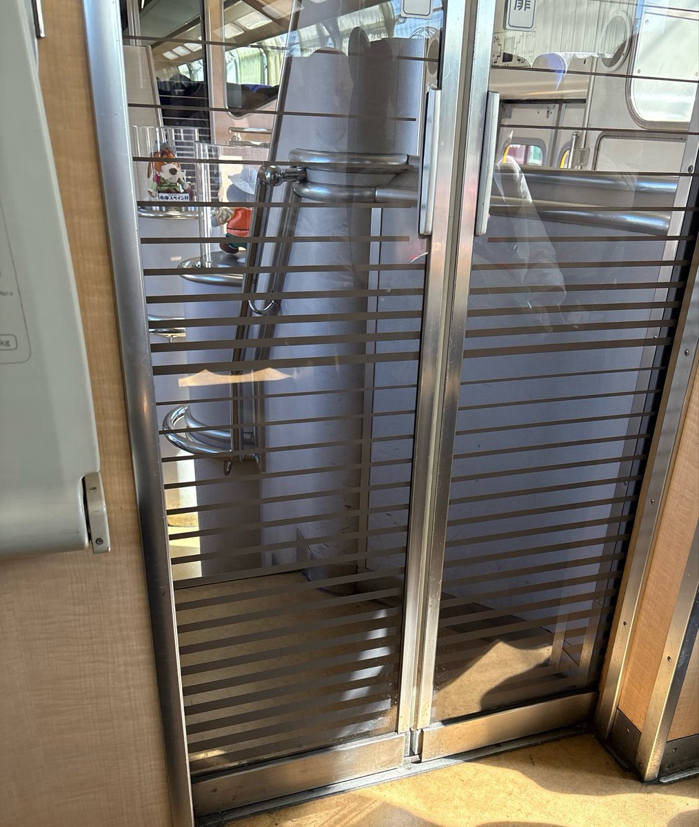 riru720's tweet photo. 近鉄乗ってたら白と金に見える扉あった https://t.co/YlPZtC24AA