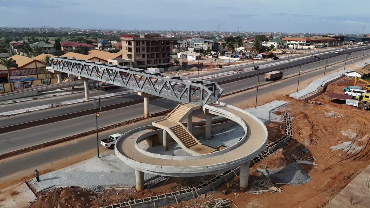 Gh_Scofield's tweet photo. Why aren’t footbridges in Ghana designed and constructed like this? https://t.co/jcFZgGj9wZ