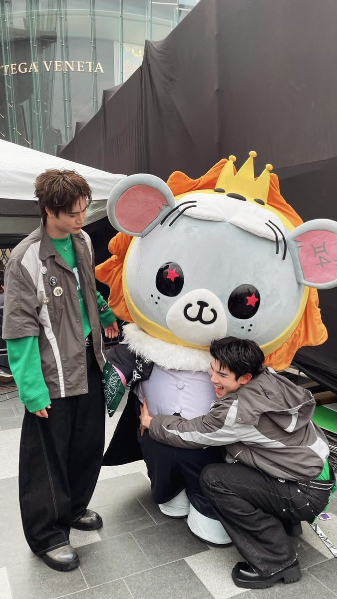 _mipmoo's tweet photo. เจมโฟ้ดรักลูกคุณหนูมากๆ จริงๆ นะ แบบก็ดูแลกันมาตั้งแต่ day 0 อะ ถึงจะแกล้งกันบ้าง หยอกกันบ้าง มีไม่เข้าใจกันบ้างเพราะก็พึ่งจะเคยเป็นพ่อกันครั้งแรกเองหนิหน่า แต่มันเป็นความไม่สมบูรณ์แบบที่โคตรจาอบอุ่นม้ากมาก ㅠㅡㅠ ลคนเติบโตมาท่ามกลางความรักของท่านพ่อทั้งสองอย่างดีเลยละ 🤍🥺 https://t.co/4G6BwlkAbU