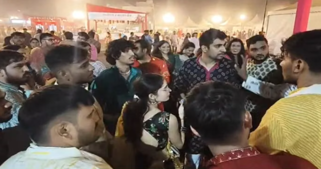 LetTalkVadodara's tweet photo. Mobile thefts at United Way Garba in Vadodara spark anger among attendees
#VadodaraPolice @Vadcitypolice
#LetsTalkCity
#Vadodara #Baroda #Gujarat #MobileTheft #Navratri2026
https://t.co/qo9oUN8gqS
Via https://t.co/apeZVgx9ZV https://t.co/wSC2rutnWl
