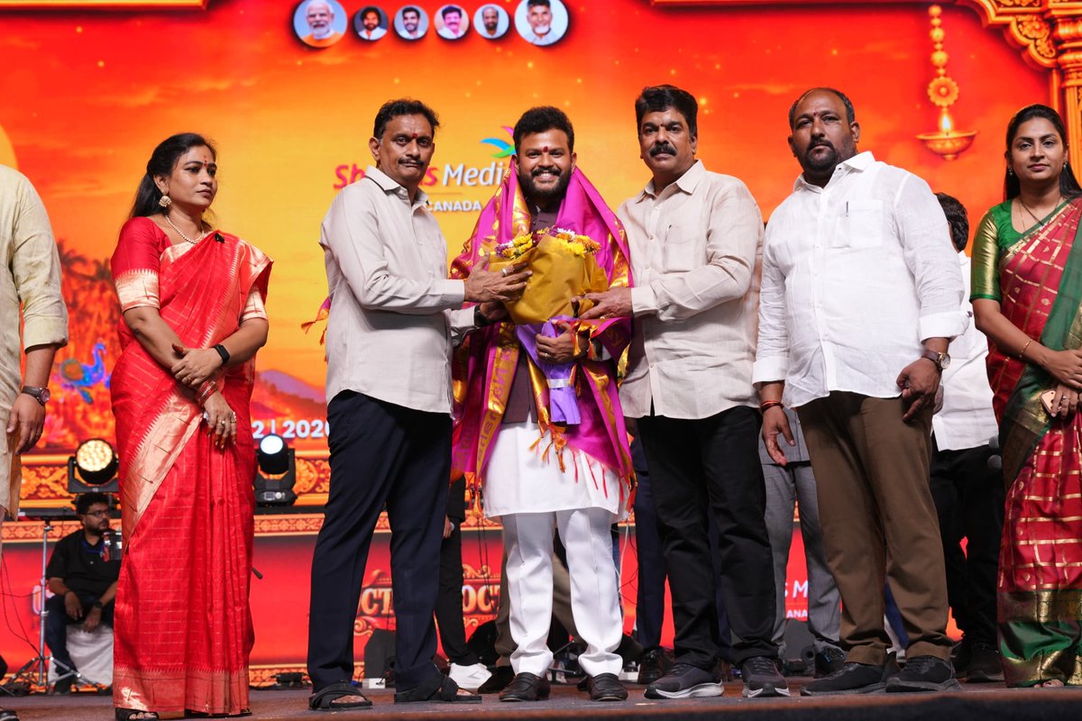 RRRTDP's tweet photo. 🎉 సంస్కృతి, సంప్రదాయాల సందడి.. విజయవాడ ఉత్సవ్ 2.0 ఘనారంభం! ✨

విజయవాడలో పండుగ శోభను నింపుతూ #VijayawadaUtsav 2.0 అట్టహాసంగా ప్రారంభమైంది. కేంద్ర మంత్రి శ్రీ @RamMNK గారు, హోం మంత్రి శ్రీమతి @Anitha_TDP  గారు, ఎంపీ @KesineniS  గారు, సెంట్రల్ ఎమ్మెల్యే @IamBondaUma  గారి సమక్షంలో ఉత్సవాలు ప్రారంభమయ్యాయి. మాకినేని బసవపున్నయ్య స్టేడియంలో గీతా మాధురి గారి లైవ్ కాన్సర్ట్, అద్భుతమైన క్రాకర్స్ షోతో తొలి రోజే విజయవాడలో సందడి నెలకొంది. 🎶🎆

Nara Chandrababu Naidu | Nara Lokesh | Bonda Siddhartha | Kesineni Sivanath | Vijayawada Utsav | Andhra Pradesh Tourism | Telugu Desam Party (TDP)

#VijayawadaUtsav2026 #Vijayawada #Culture #Heritage #HeritageTourism #tourism