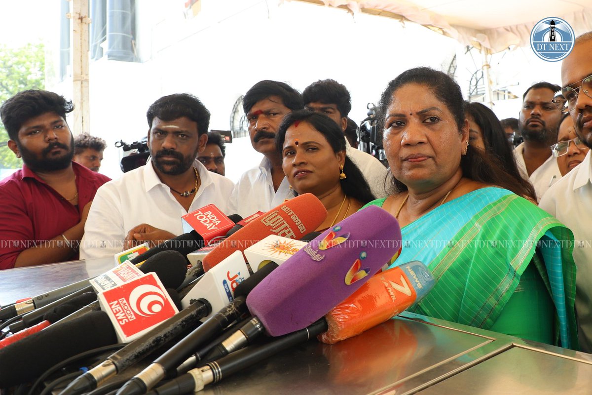 dt_next's tweet photo. #Madurantakam MLA #MaragathamKumaravel and #Dharapuram MLA #Sathyabama were sworn in as MLAs on Monday after their bypoll win on Friday. They were sworn in in the presence of #Assembly Speaker JCD Prabhakar and other TN Ministers.
📸 @agam_justin
#DTNext #TamilNadu #TVK https://t.co/IGOPehNF8g