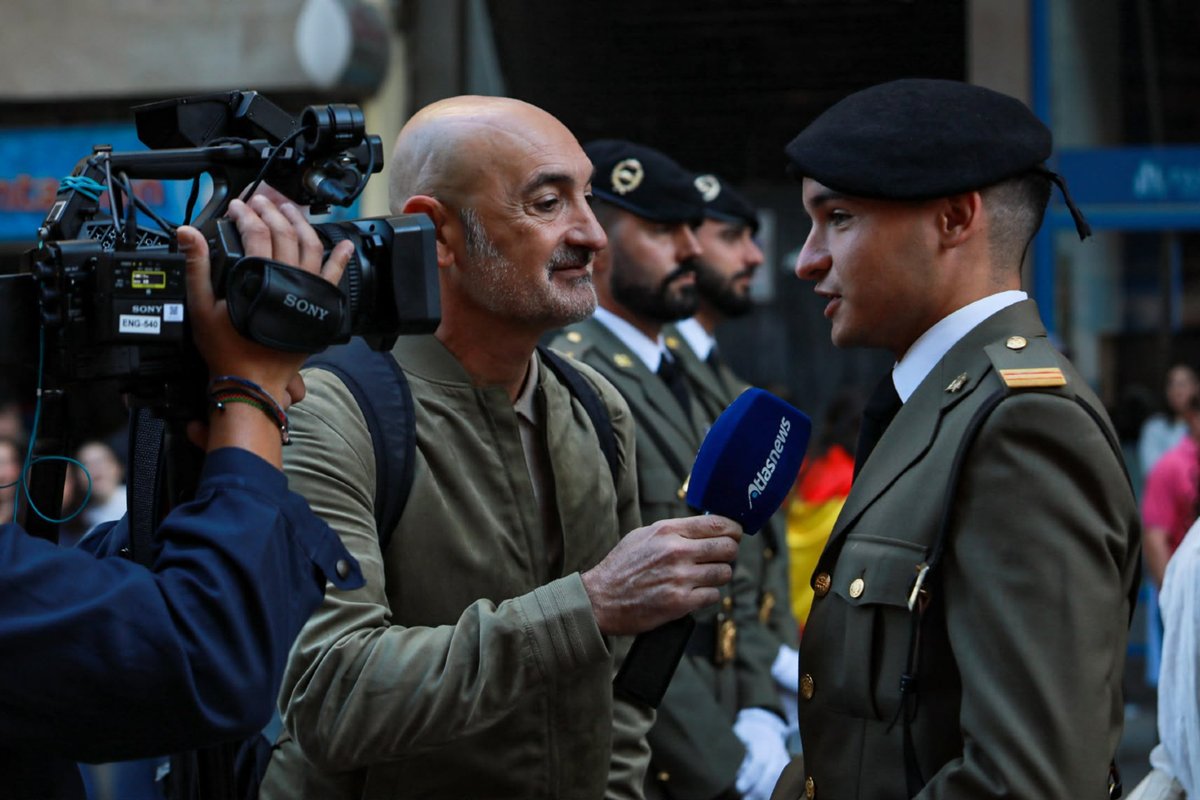 EjercitoTierra's tweet photo. 📸 ¡El desfile también tiene momentos que no suelen verse! 🇪🇸 Imágenes de nuestros militares para compartir contigo.
Otra mirada al #DíadelaFiestaNacional. 👉 ¡Celebremos juntos el día de todos!
🔗 https://t.co/VaOkr1WaTZ
#SomosTuEjército 🇪🇸 #DFN26 https://t.co/ebm5LA7jWr