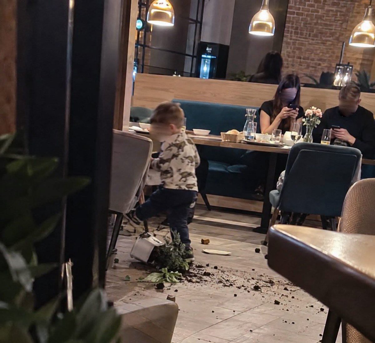 sknerus_'s tweet photo. Młody robi rozpierdol w restauracji, a rodzice w telefonach XD https://t.co/crqanYlyM5
