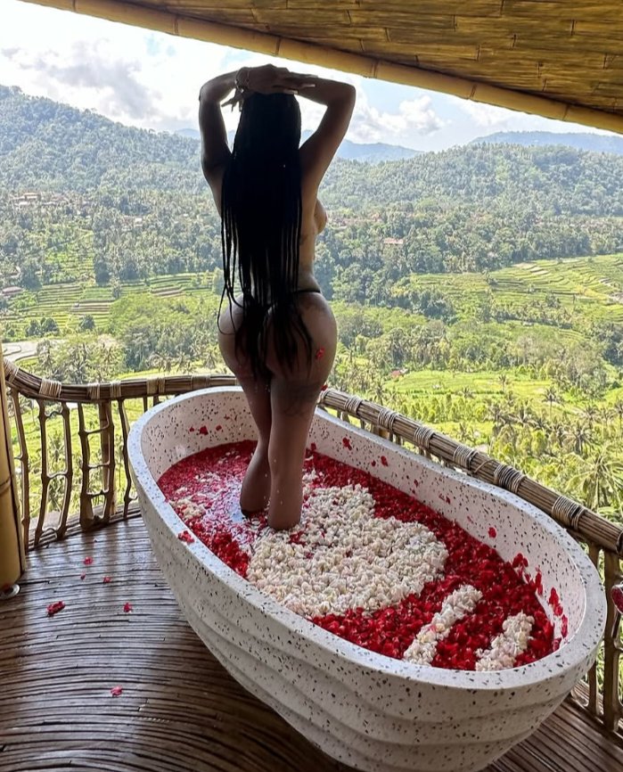 prettyRakiah's tweet photo. #trans 
Can you go on a dat with trans woman 😣🙈💚 https://t.co/S1o70oOgoB