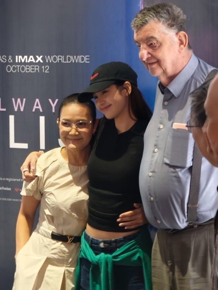 babylalisalloud's tweet photo. เมื่อคืนน้องลิซไปดูสารคดีกับคุณพ่อและคุณแม่ด้วย ฮรืออ น่ารักมากก

#LISA #AlwaysLalisa https://t.co/piRYmm2Sl0