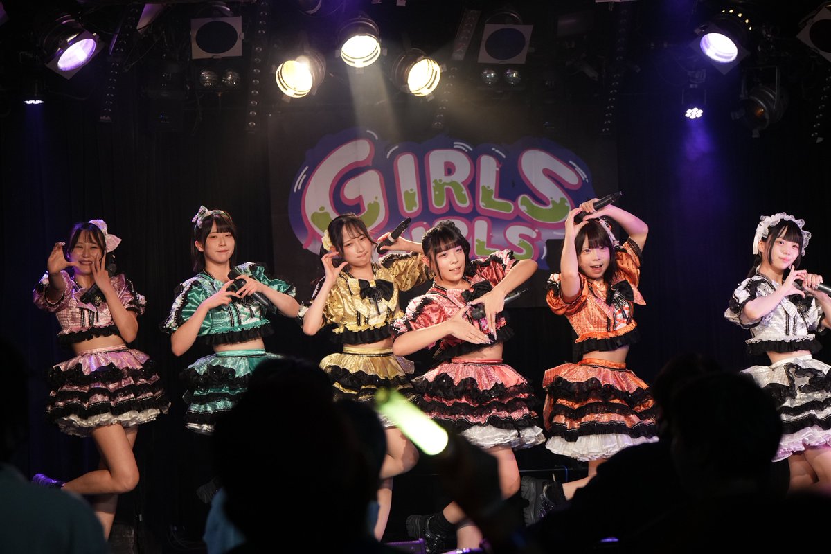 TOUKA_OSI's tweet photo. 新宿対バンお疲れ様でした
前回のとこかと思って遅くなってしまった
赤くなくても見つけてくれるの嬉しいよ
推しが歌詞パート受継いでソロが増えて1ヲタクとして感謝しかないです。
新ギルがもっと飛躍して世界中の人に愛されますように。
 #新世界ギルドール
 #広瀬とうか
 #とうかわ #とうコレ
 #7人 https://t.co/9Wd2QEYn8J