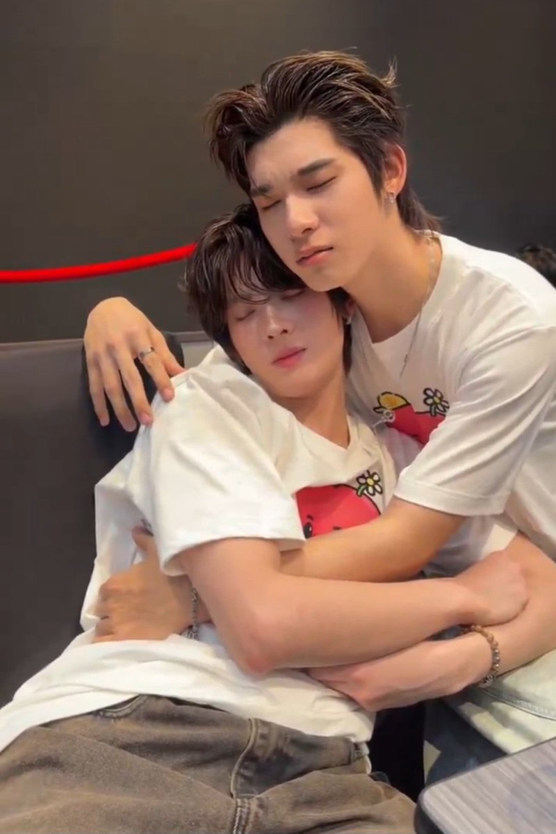 moonxest's tweet photo. teetee firstone my clingy babies are back 🥺 https://t.co/6eQHJYcZbL