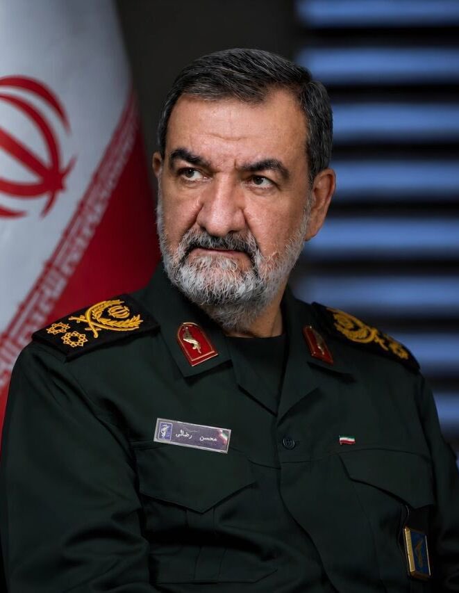 MartinDandach's tweet photo. El Presidente del Consejo Supremo de Seguridad de Irán, Mohsén Rezaí, dijo que si Israel y Estados Unidos los vuelven a atacar, van a destruir todos los cables de internet submarinos que atraviesan el Estrecho de Ormuz y van a destrozar todos los centros de datos e instalaciones de inteligencia artificial de toda la región. Las consecuencias pueden ser desastrosas porque esos cables representan un centro neurálgico fundamental de la conectividad. Por ahí pasan millones de datos y transacciones. Cortarlos va a significar un desastre en todas las economías de Medio Oriente junto con un colapso económico y financiero por la importancia de esas redes digitales. Además tanto los cables como las instalaciones van a significar una pérdida de billones de dólares para Estados Unidos. Teherán sabe que tiene todas las de ganar porque manejan elementos fundamentales del funcionamiento del planeta. Si Netanyahu sigue presionando para atacarlos va a provocar una crisis sin precedentes. La comunidad internacional tiene que parar al terrorista de Primer Ministro israelí que es el mayor enemigo de la humanidad.