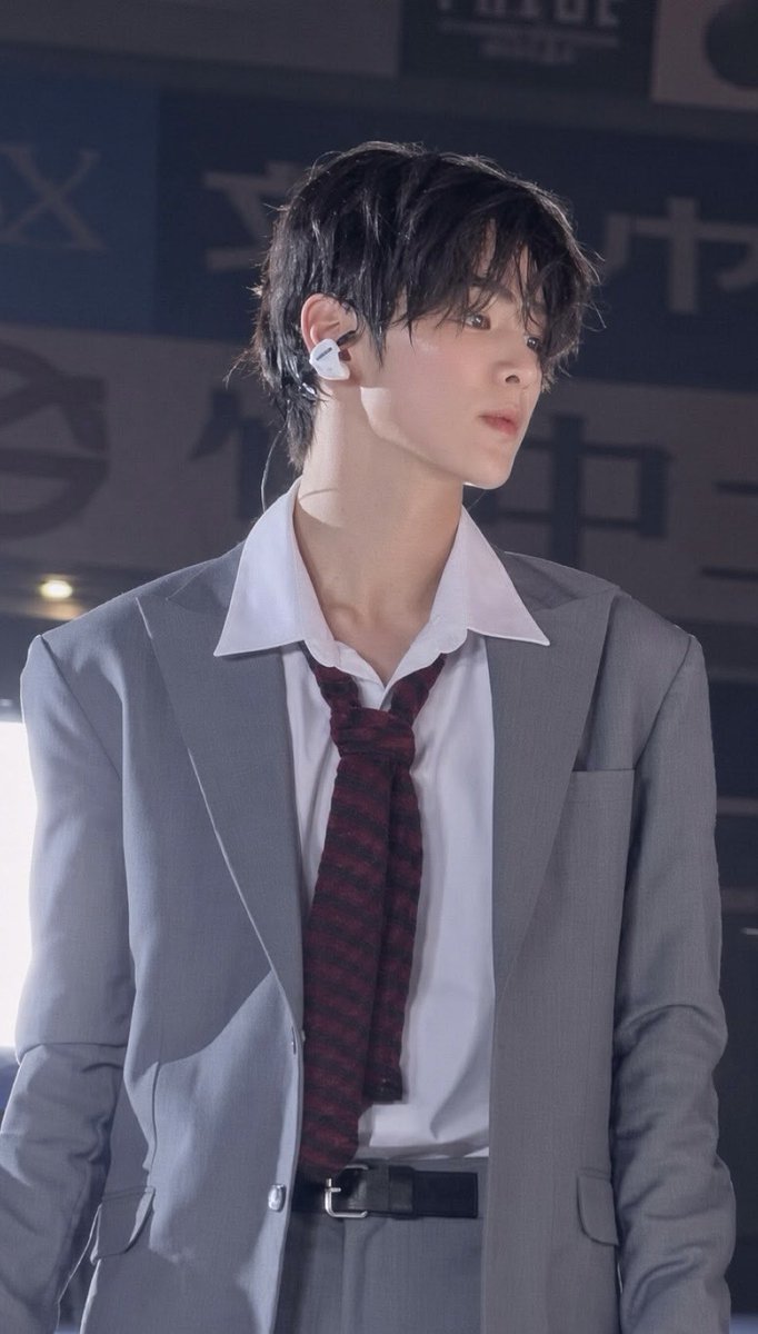 axgxhxn's tweet photo. 건호 수트    <이거진짜개쥐리는것ㅋㅋ https://t.co/uv4fiYJLcx