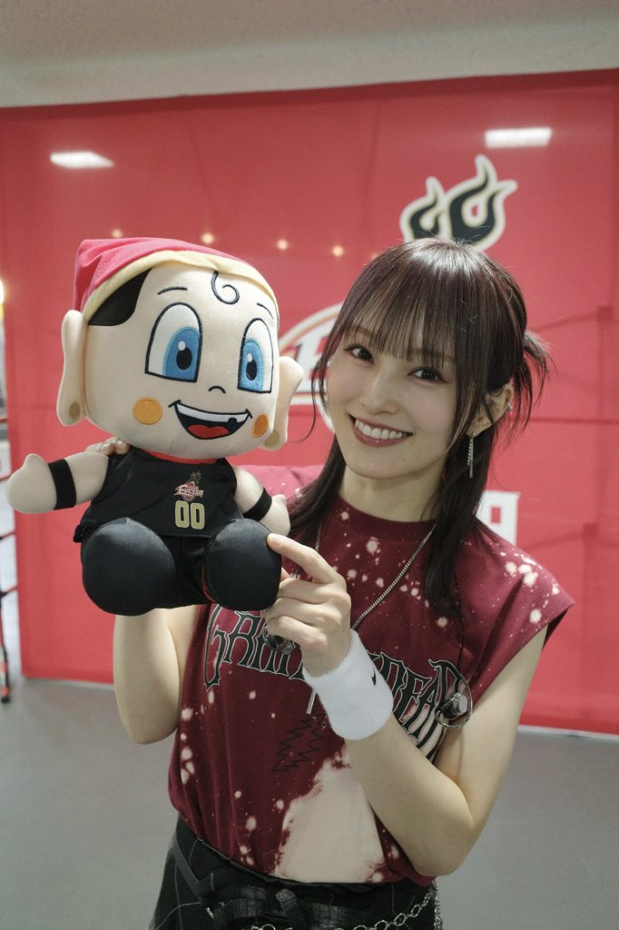 SayakaNeon's tweet photo. 大阪エヴェッサ vs アルバルク東京

ハーフタイムで「バタフライエフェクト」
歌わせていただきました🎤🦋✨

#大阪エヴェッサ
#山本彩 
#まいどくん https://t.co/Mm17hsQ66I