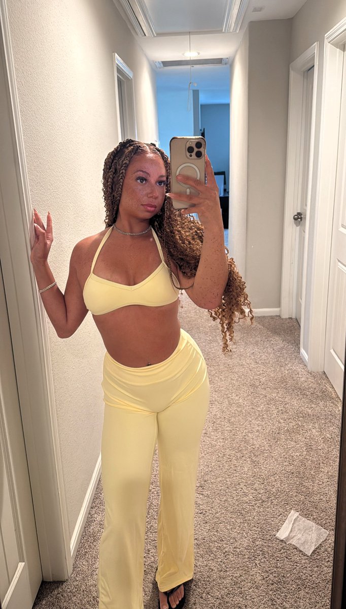 Jennavibess's tweet photo. bet you love pastel yellow https://t.co/3WQDRzk4eZ
