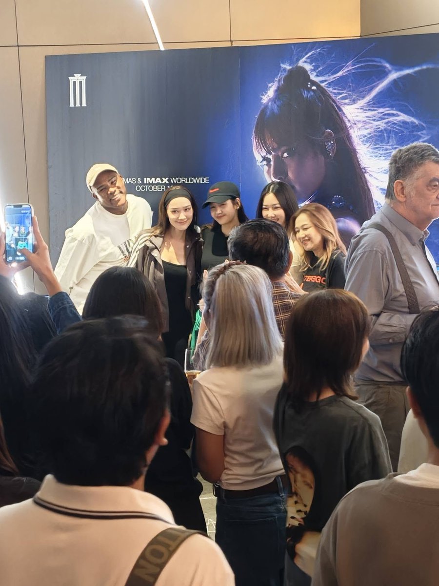 LaliceUpdates's tweet photo. “#LISA with her family and friends came to see #AlwaysLalisa last night.” 

ctto (fb)

@wearelloud https://t.co/pn5RranDCk